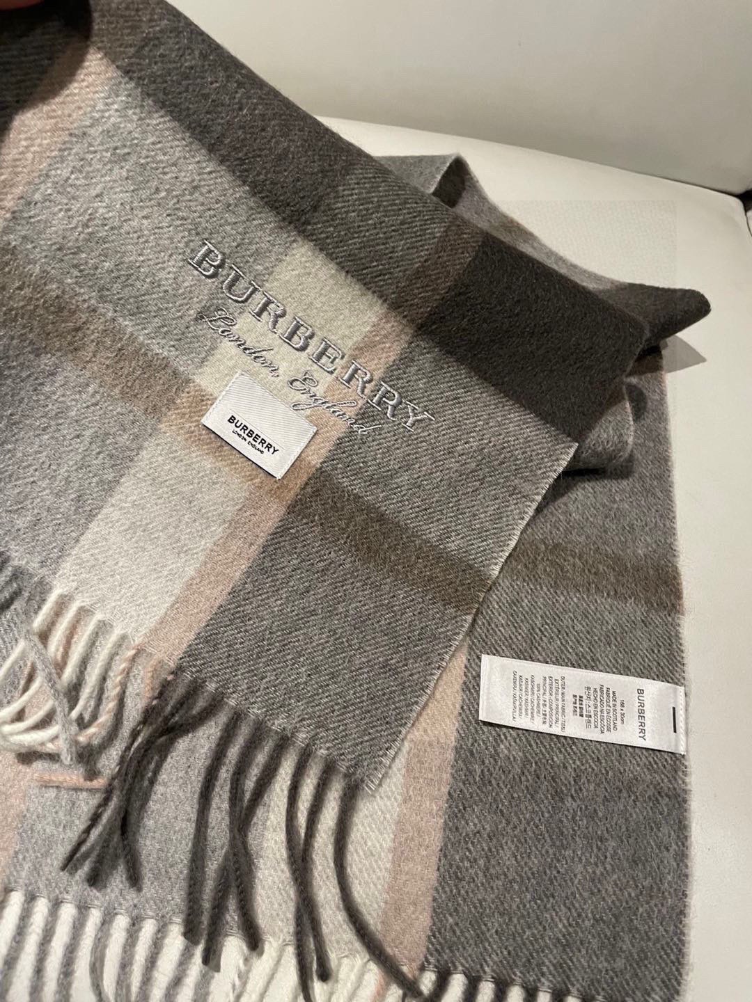 巴宝莉BURBERRY字母专柜款❗️ 顶级出口尾单刺绣👍货不多，下手一定要快，真心美的让人非常非常心动 