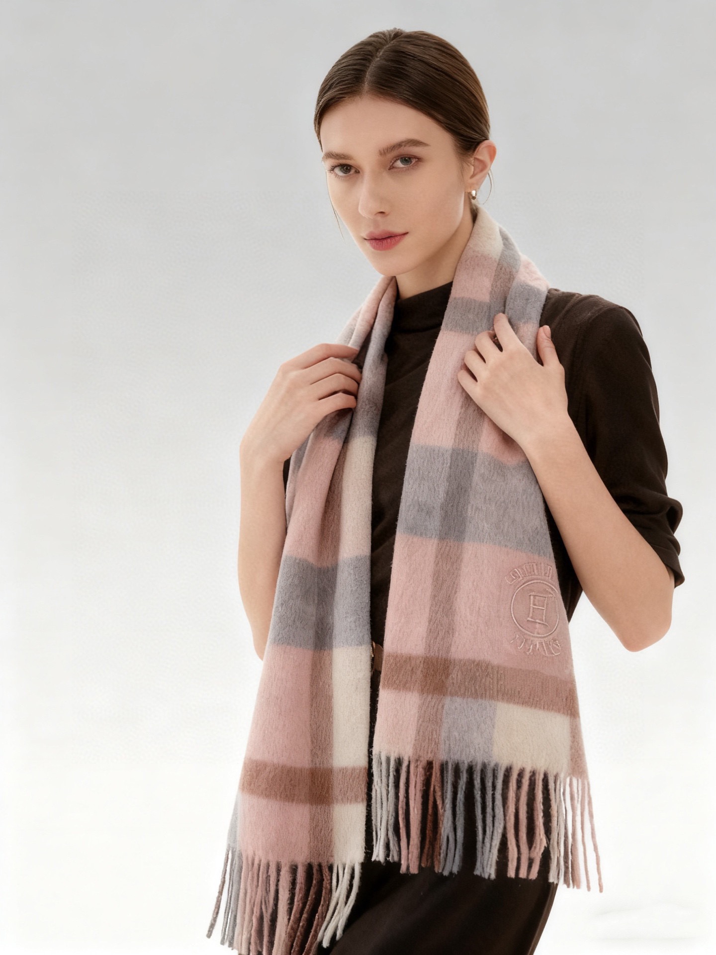 。🆕Hermes · 爱马仕女士经典格子拼接🎊重磅推荐💥 100%顶级山羊绒材质。非常保暖👑 柔软亲肤，