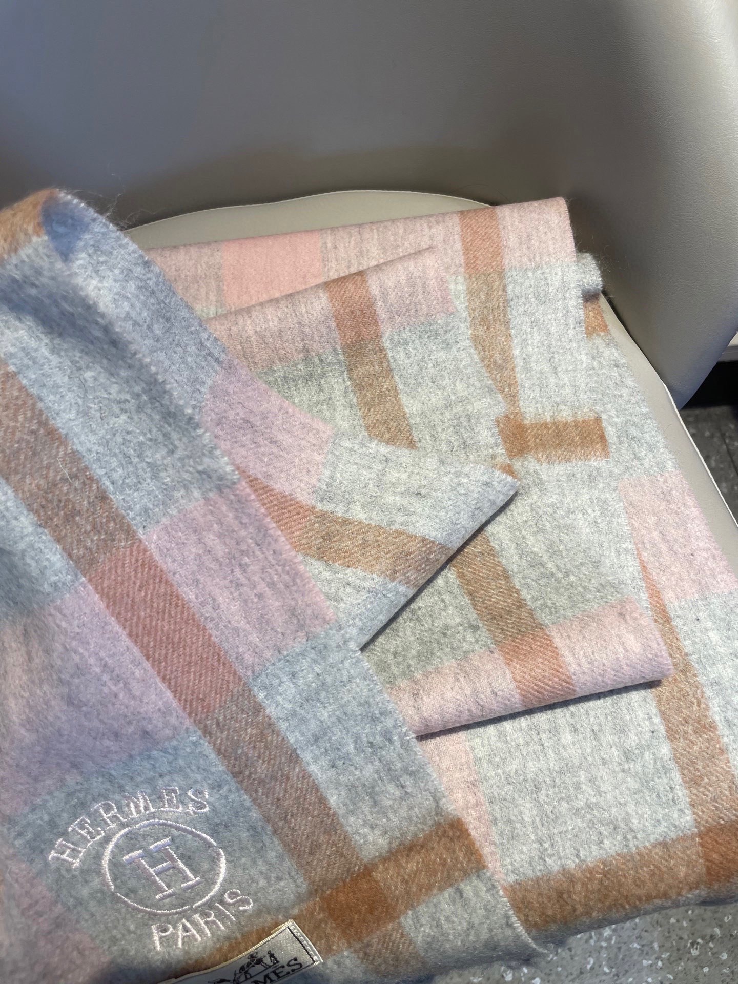 。🆕Hermes · 爱马仕女士经典格子拼接🎊重磅推荐💥 100%顶级山羊绒材质。非常保暖👑 柔软亲肤，