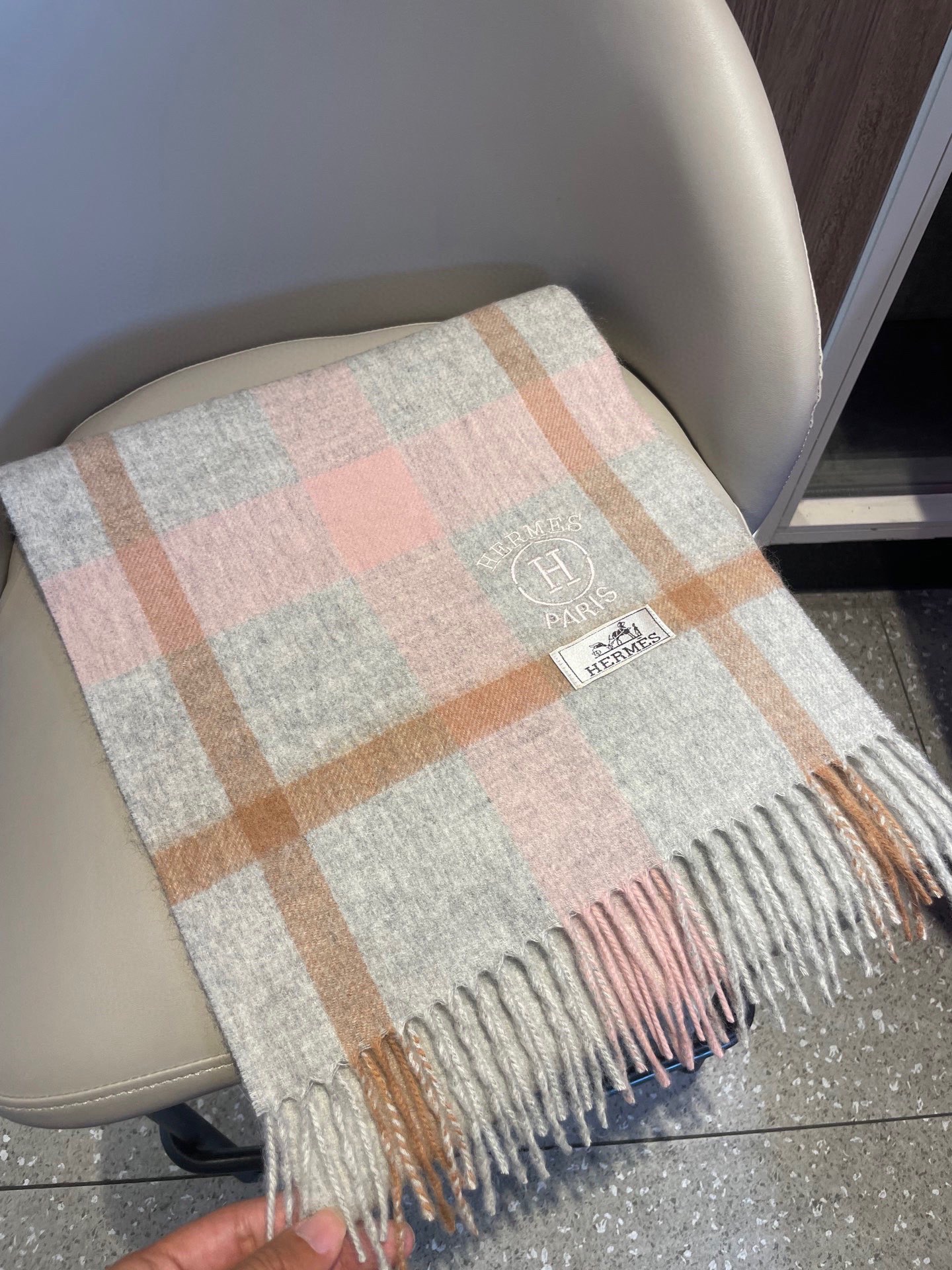 。🆕Hermes · 爱马仕女士经典格子拼接🎊重磅推荐💥 100%顶级山羊绒材质。非常保暖👑 柔软亲肤，