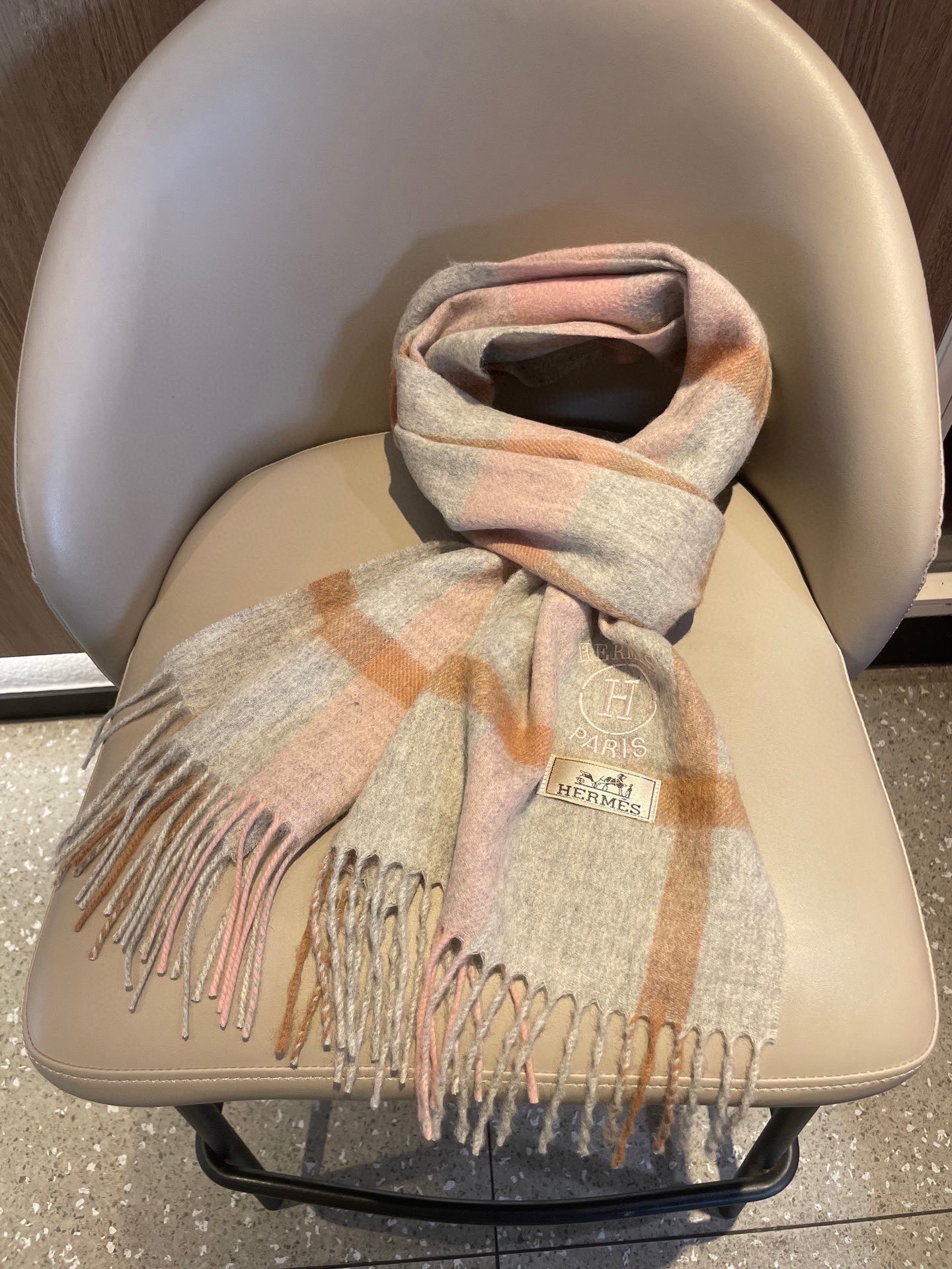 。🆕Hermes · 爱马仕女士经典格子拼接🎊重磅推荐💥 100%顶级山羊绒材质。非常保暖👑 柔软亲肤，