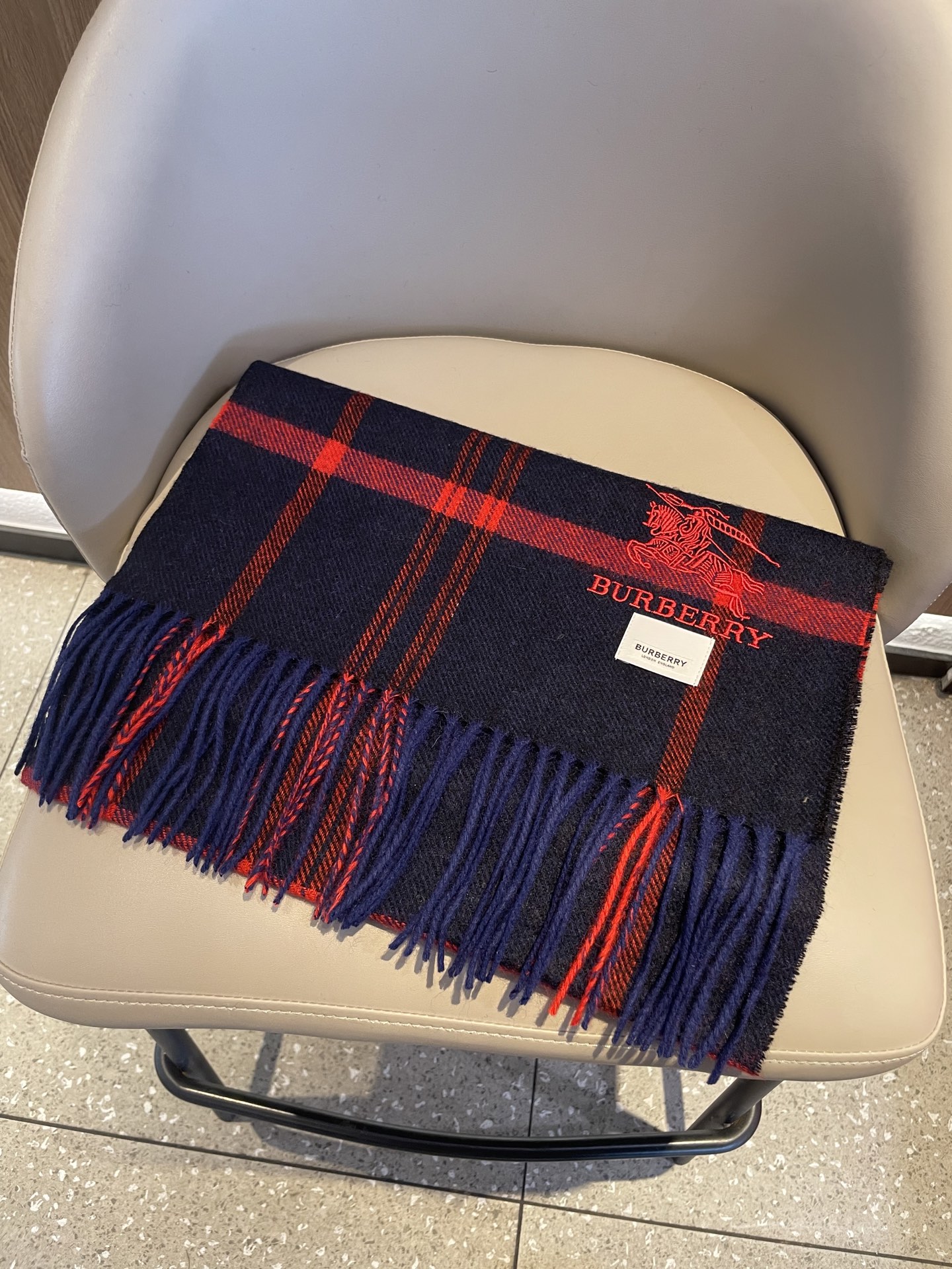 🉐️160  新款🐂牛货，巴宝莉男士女士（格纹战马刺绣）围巾，款式魅力，是经典大方‼面料采用的是客供的羔绒，细腻柔软度都非常的好，非常漂亮。上身效果无敌好看‼大气简约，超级好看的配色，任何男女都会喜欢的款吧，小小Logo非常精致的点缀，有质感不张扬~尾单余一丢丢福利大家~规格32*180cm❗搭配正装或者搭配休闲装都很合适~对折挂围或者绕圈围都完全可以，绅士有型~有温度的风度