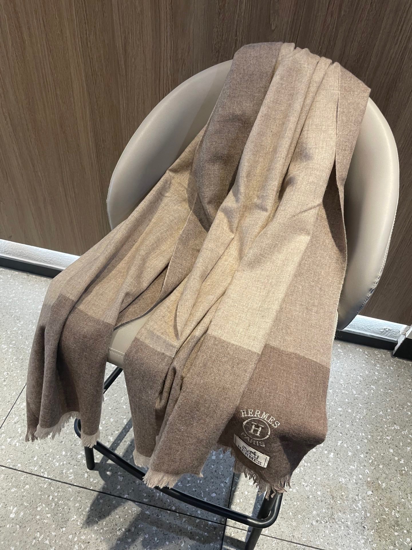 爱马仕男女同款披肩✨羊绒经典格纹👐围巾♨️高尖端产物⚠️，经典logo刺绣，时尚大牌的顶尖设计款💕拿到手
