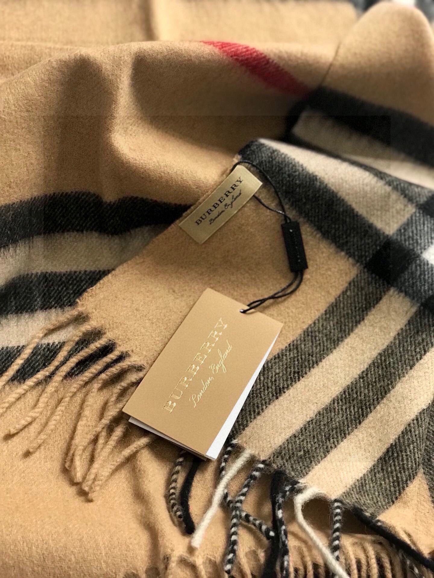 巴宝莉官网同步女士披肩新品✨羊绒经典格纹👐围巾♨️高尖端产物⚠️，经典logo刺绣，时尚大牌的顶尖设计款