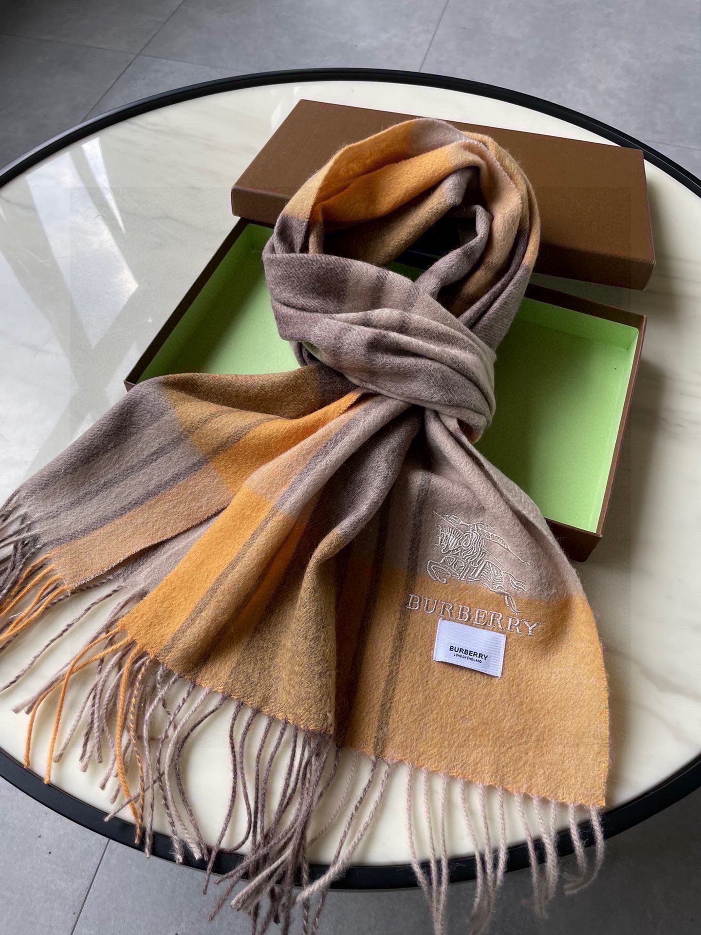 巴宝莉男士女士（格纹战马刺绣）围巾，款式魅力，是经典大方‼面料采用的是客供的羔绒，细腻柔软度都非常的好，