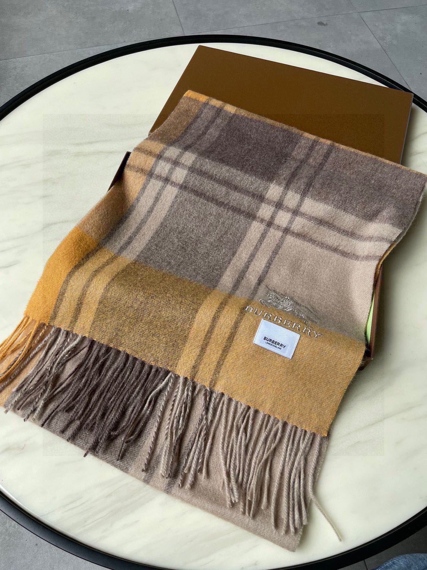 巴宝莉男士女士（格纹战马刺绣）围巾，款式魅力，是经典大方‼面料采用的是客供的羔绒，细腻柔软度都非常的好，