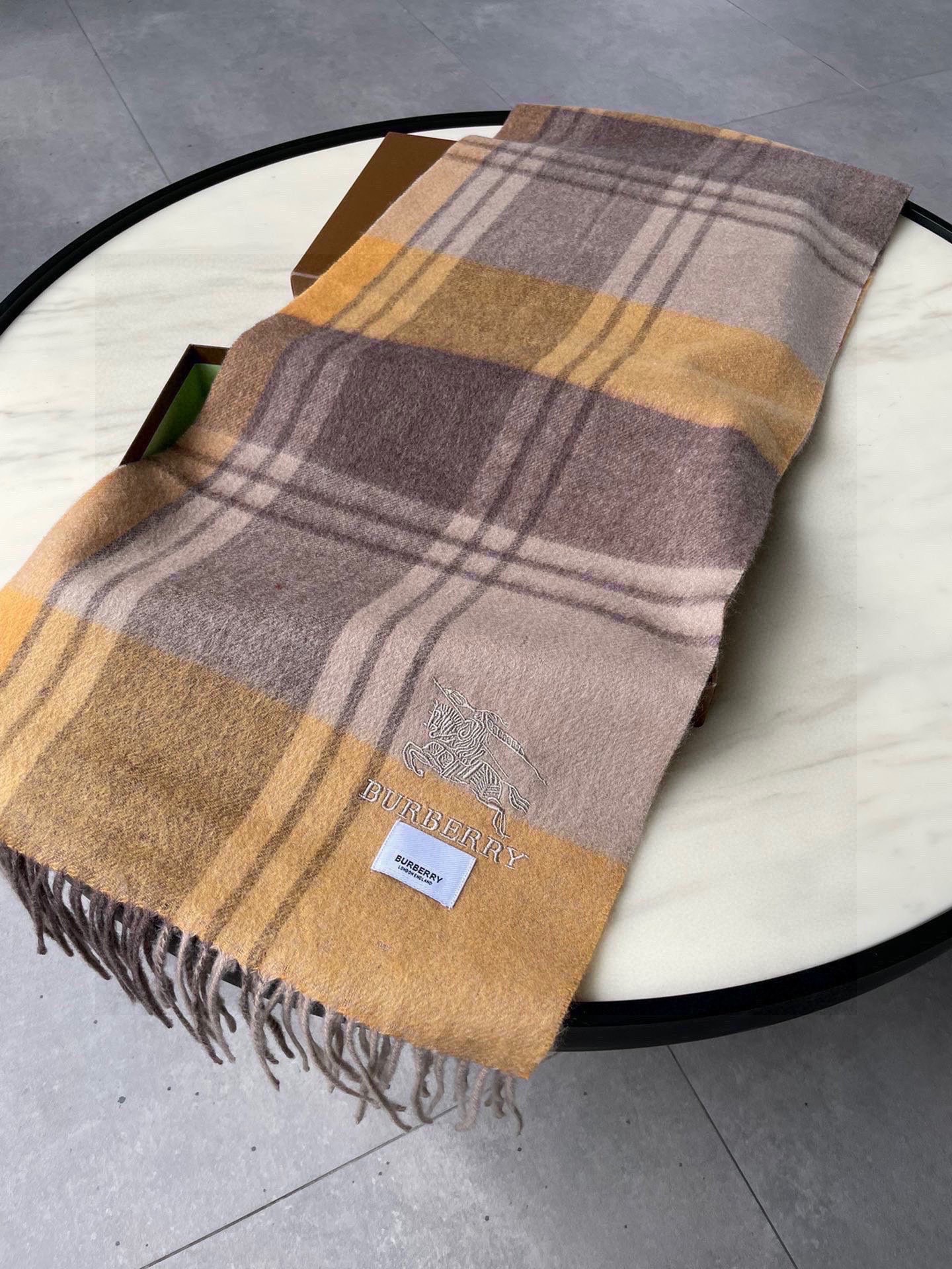 巴宝莉男士女士（格纹战马刺绣）围巾，款式魅力，是经典大方‼面料采用的是客供的羔绒，细腻柔软度都非常的好，