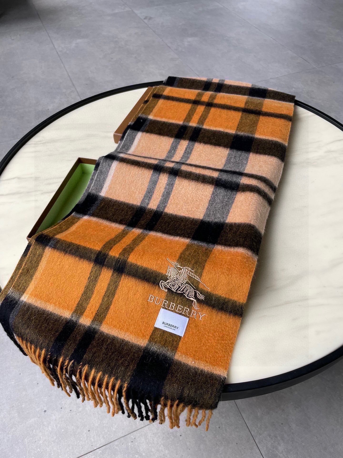 巴宝莉男士女士（格纹战马刺绣）围巾，款式魅力，是经典大方‼面料采用的是客供的羔绒，细腻柔软度都非常的好，