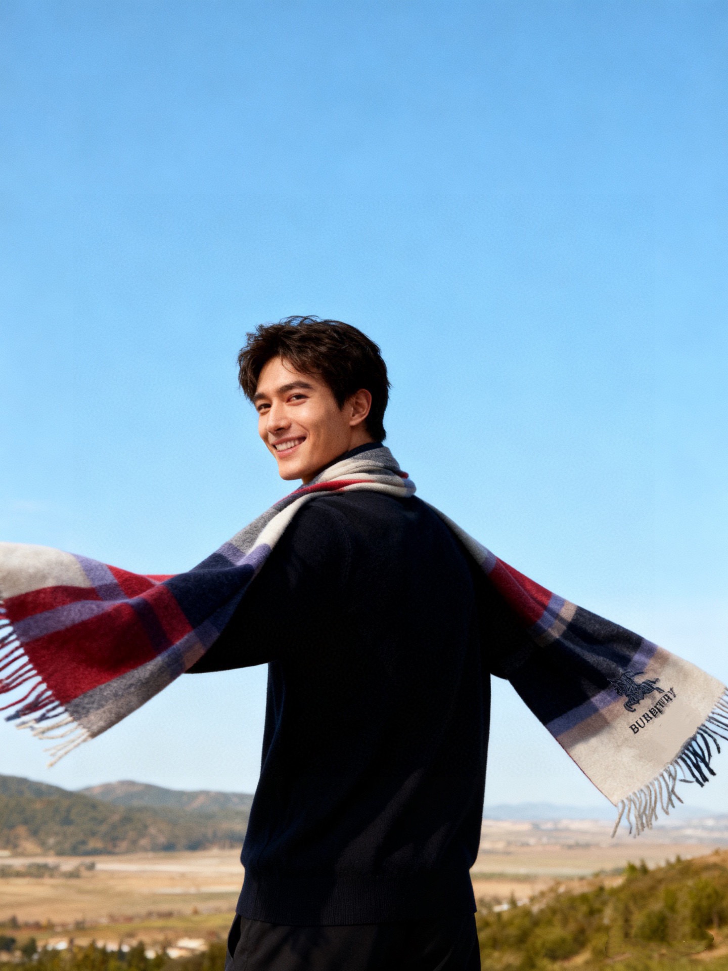 巴宝莉男士女士（格纹战马刺绣）围巾，款式魅力，是经典大方‼面料采用的是客供的羔绒，细腻柔软度都非常的好，