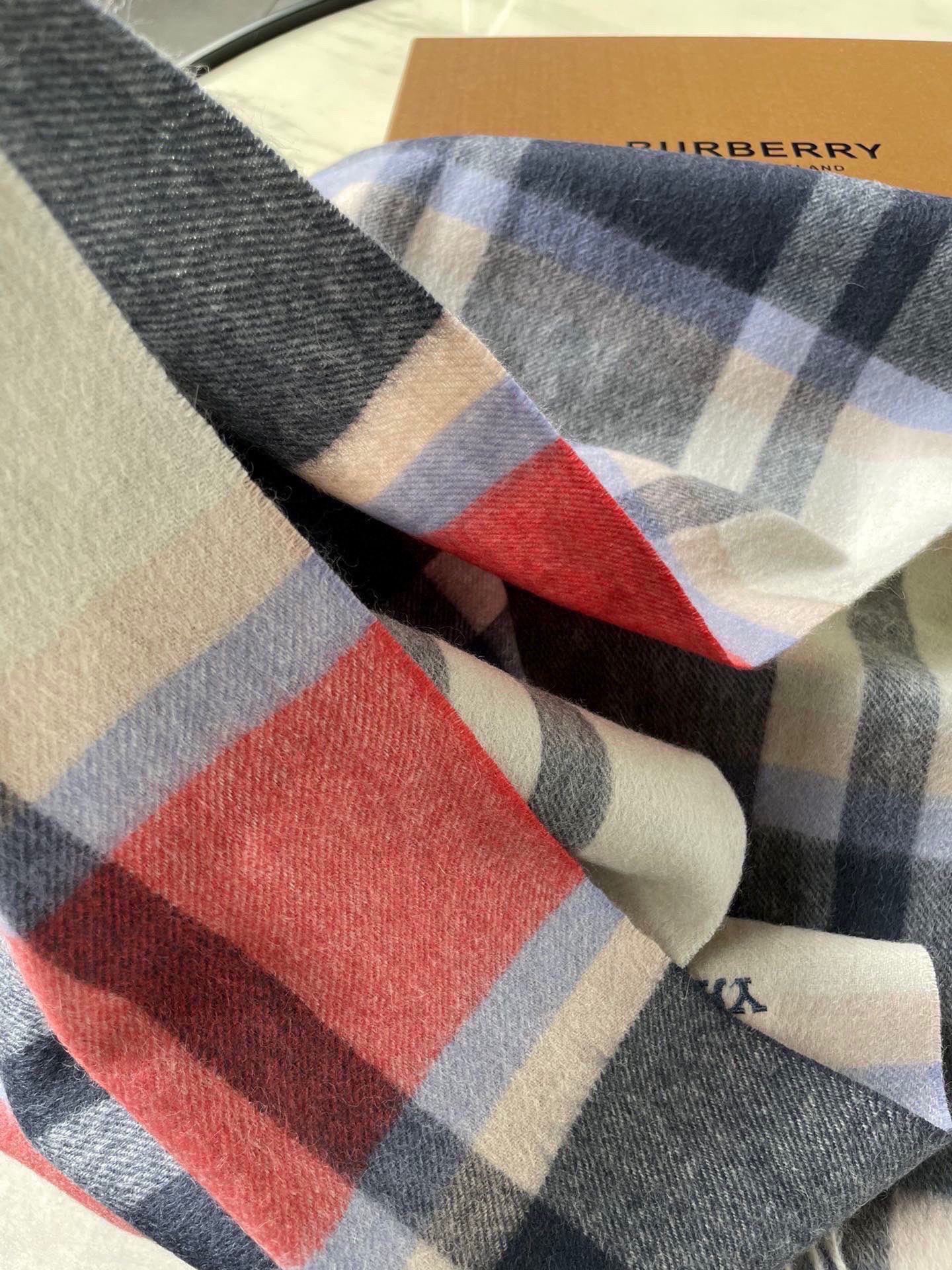 巴宝莉男士女士（格纹战马刺绣）围巾，款式魅力，是经典大方‼面料采用的是客供的羔绒，细腻柔软度都非常的好，