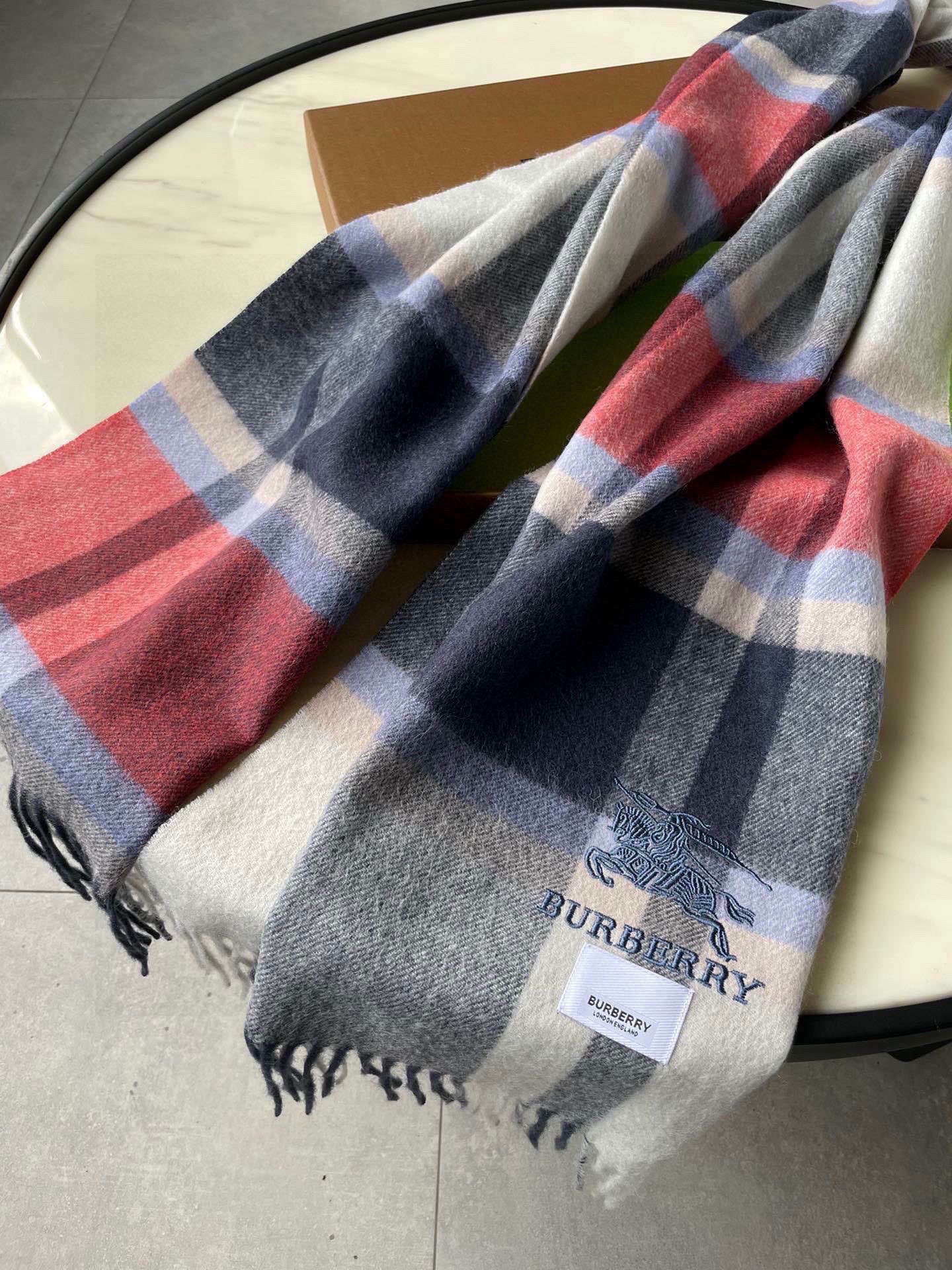 巴宝莉男士女士（格纹战马刺绣）围巾，款式魅力，是经典大方‼面料采用的是客供的羔绒，细腻柔软度都非常的好，