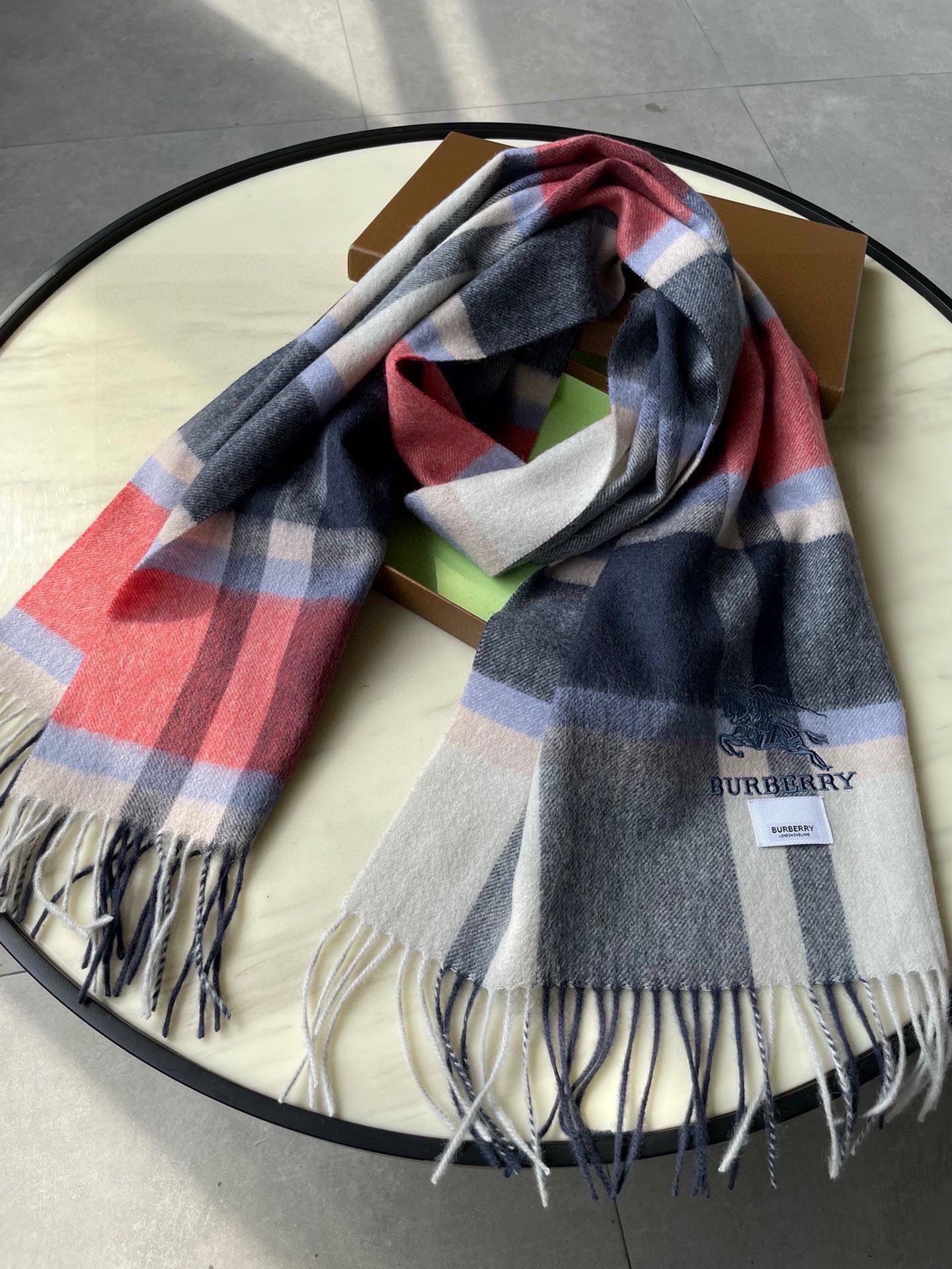 巴宝莉男士女士（格纹战马刺绣）围巾，款式魅力，是经典大方‼面料采用的是客供的羔绒，细腻柔软度都非常的好，