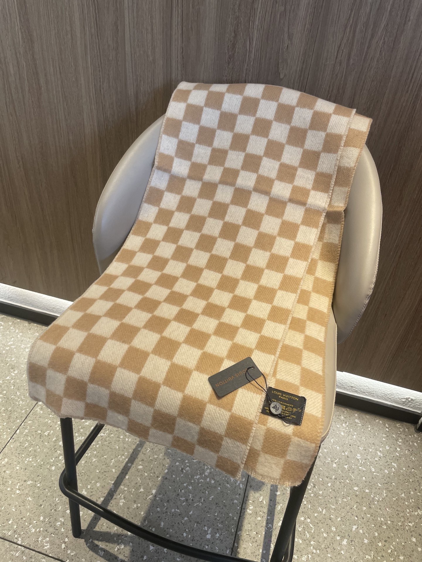 最新棋盘格元素情侣款❗️现在晒图的还比较少，刚出的新款，等再过几周马上会刷爆了。凹造型又保暖👍Lv最新秋