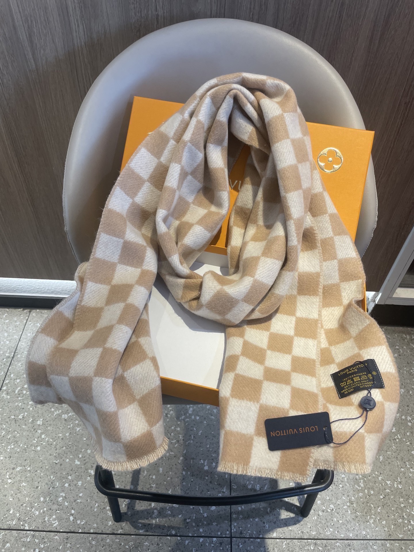 最新棋盘格元素情侣款❗️现在晒图的还比较少，刚出的新款，等再过几周马上会刷爆了。凹造型又保暖👍Lv最新秋