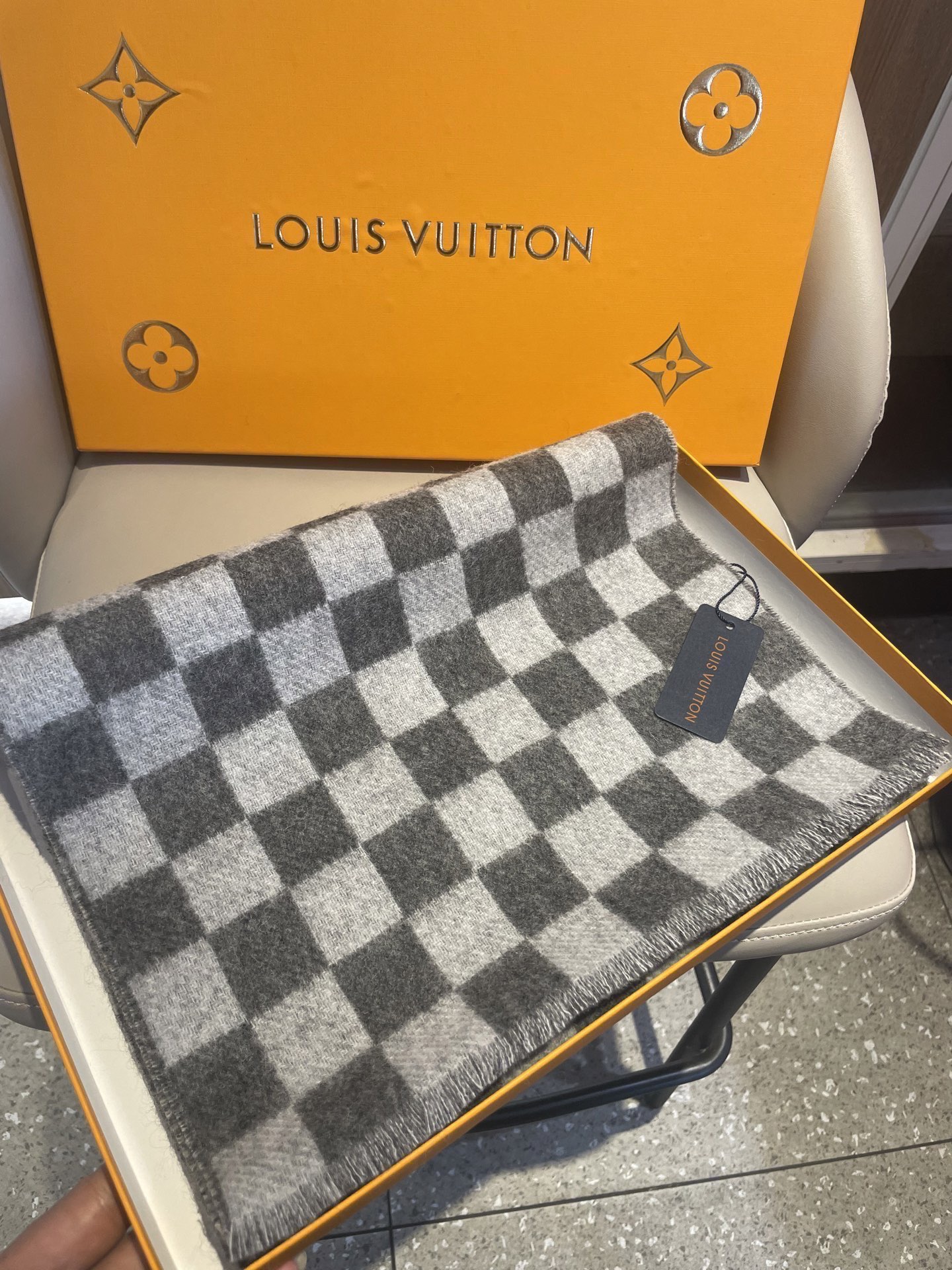 最新棋盘格元素情侣款❗️现在晒图的还比较少，刚出的新款，等再过几周马上会刷爆了。凹造型又保暖👍Lv最新秋