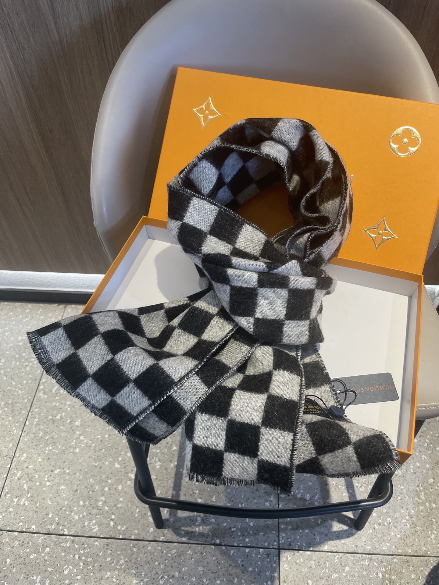 最新棋盘格元素情侣款❗️现在晒图的还比较少，刚出的新款，等再过几周马上会刷爆了。凹造型又保暖👍Lv最新秋