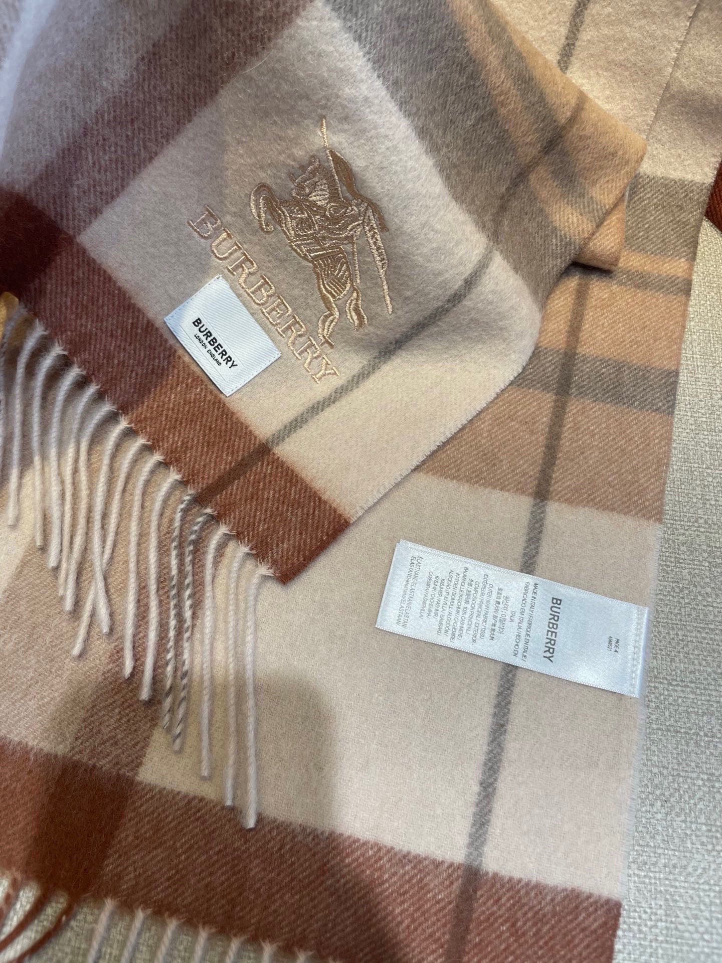巴宝莉Bur羊绒格子好看的要疯掉了，太有型太有魅力了！！！非常斯文时尚的秋冬单品！真的很喜欢，非常Cla