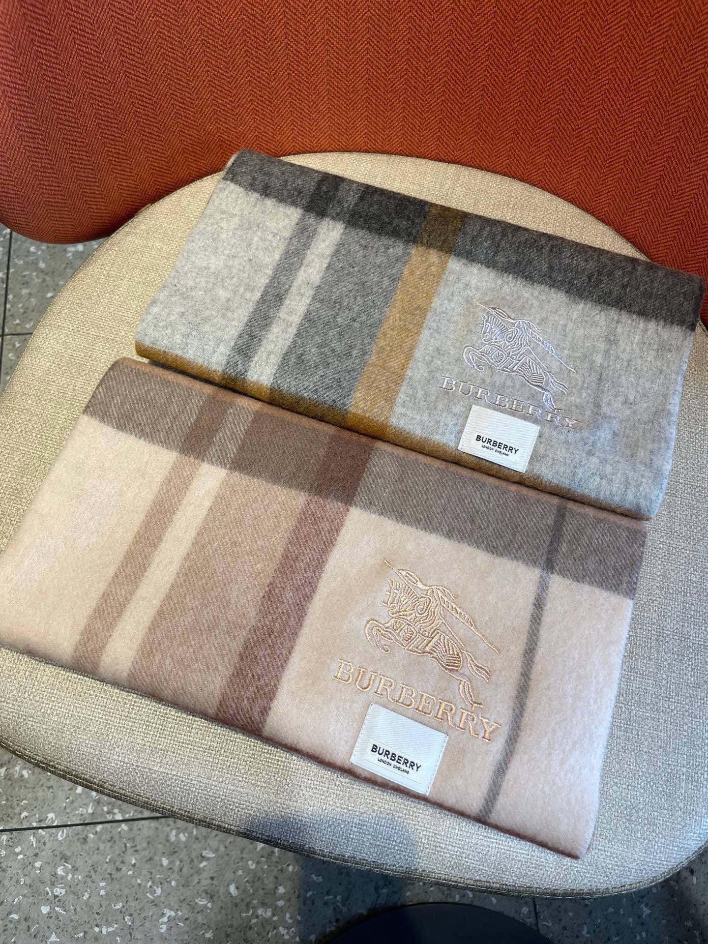 巴宝莉Bur羊绒格子好看的要疯掉了，太有型太有魅力了！！！非常斯文时尚的秋冬单品！真的很喜欢，非常Cla