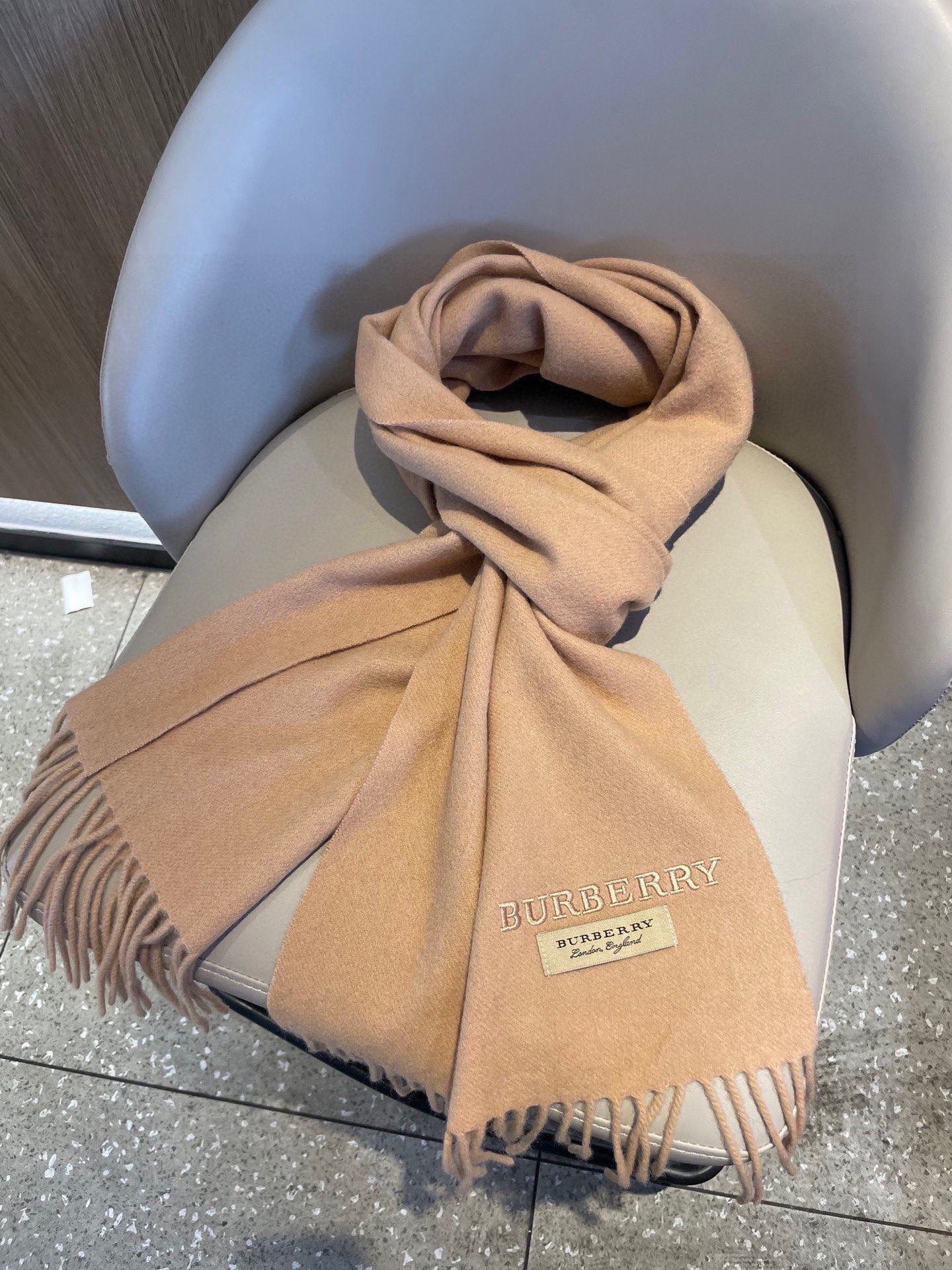 巴宝莉BURBERRY字母专柜款❗️ 顶级出口尾单刺绣👍货不多，下手一定要快，真心美的让人非常非常心动 