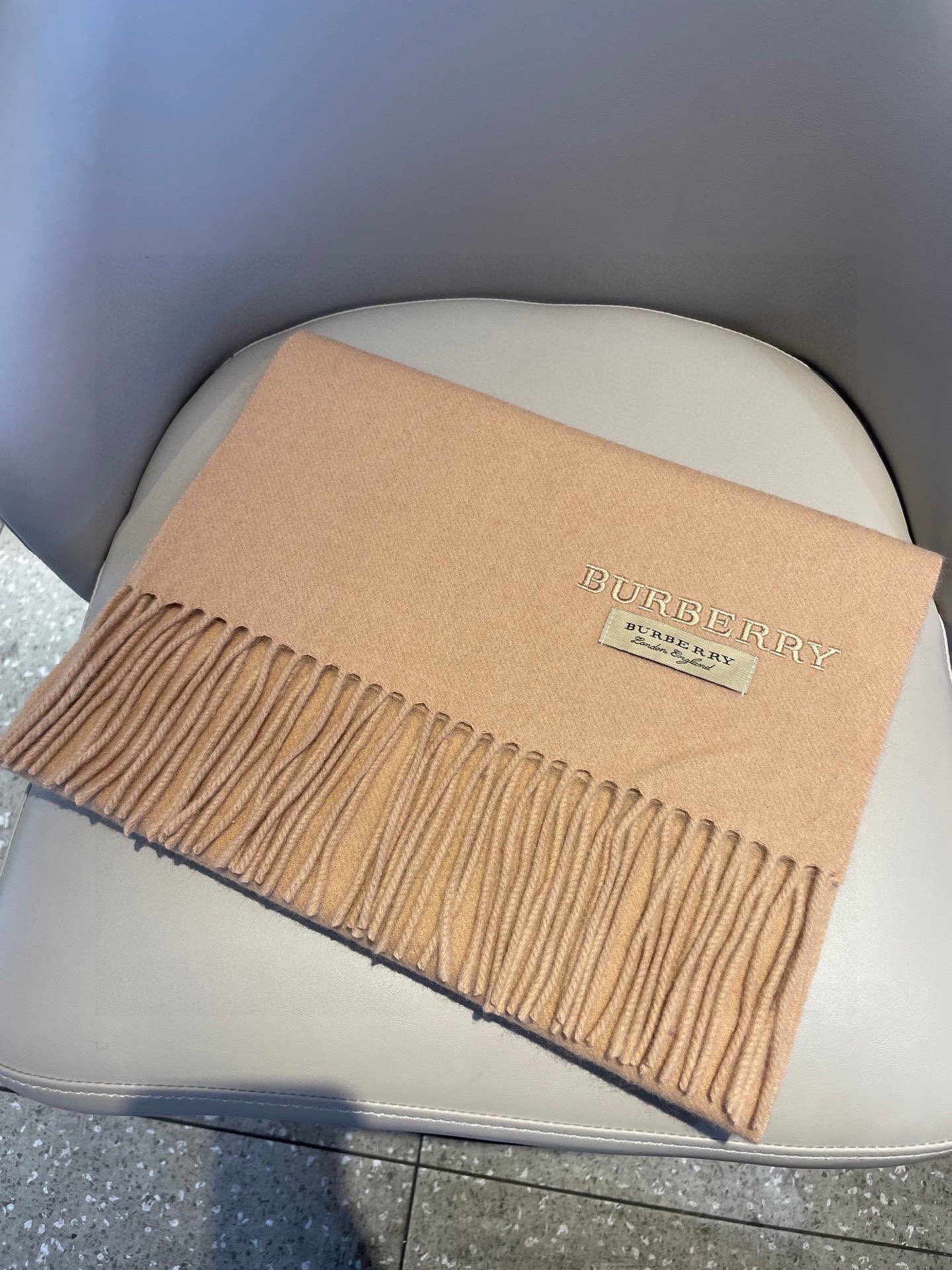 巴宝莉BURBERRY字母专柜款❗️ 顶级出口尾单刺绣👍货不多，下手一定要快，真心美的让人非常非常心动 