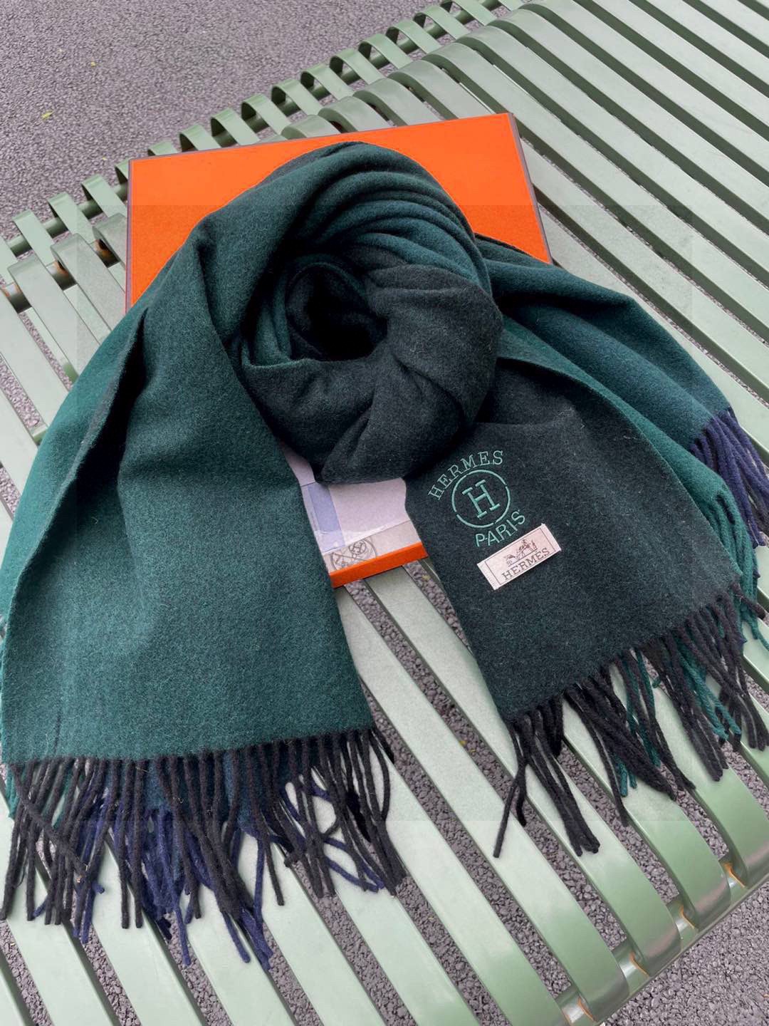 ✨爱马仕最新款，H刺绣系列羊毛毯，大爱三配色。真的太喜欢爱马仕的这款配色了，真的是给家居生活注入新的活力