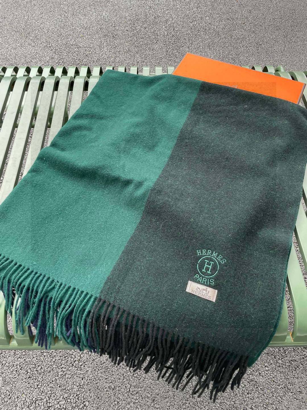 ✨爱马仕最新款，H刺绣系列羊毛毯，大爱三配色。真的太喜欢爱马仕的这款配色了，真的是给家居生活注入新的活力
