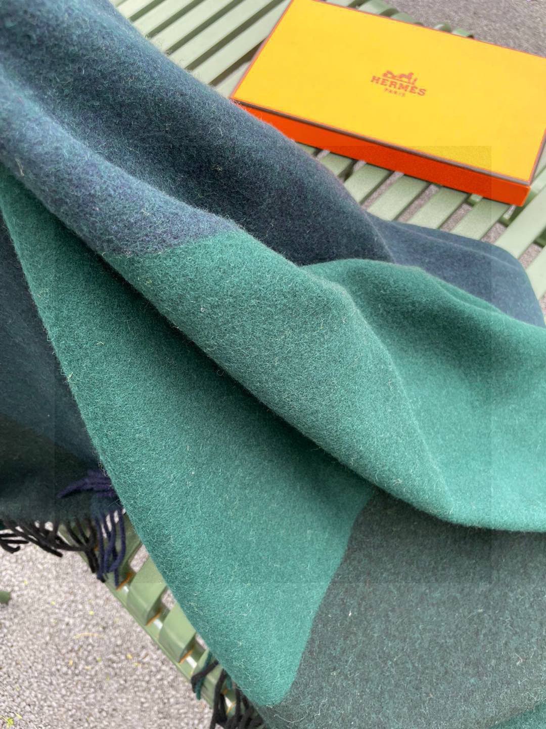 ✨爱马仕最新款，H刺绣系列羊毛毯，大爱三配色。真的太喜欢爱马仕的这款配色了，真的是给家居生活注入新的活力