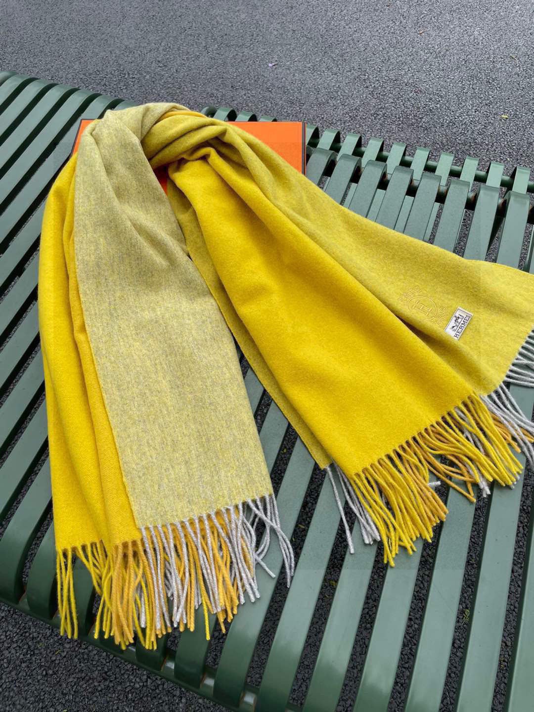 ✨爱马仕最新款，H刺绣系列羊毛毯，大爱三配色。真的太喜欢爱马仕的这款配色了，真的是给家居生活注入新的活力