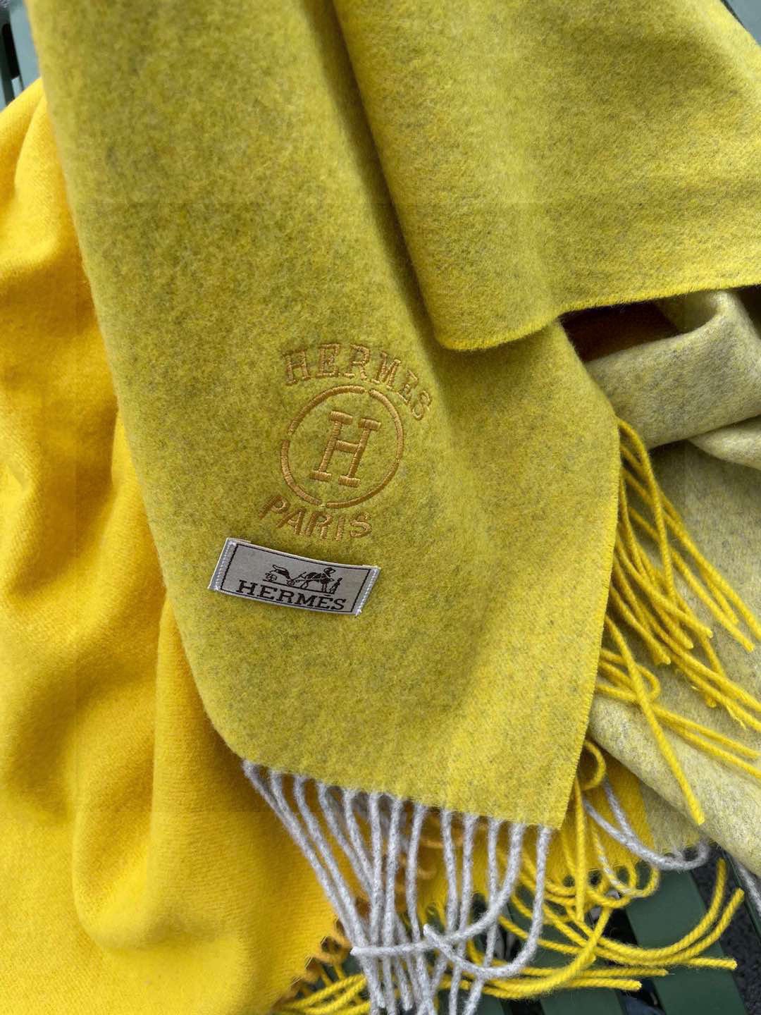 ✨爱马仕最新款，H刺绣系列羊毛毯，大爱三配色。真的太喜欢爱马仕的这款配色了，真的是给家居生活注入新的活力