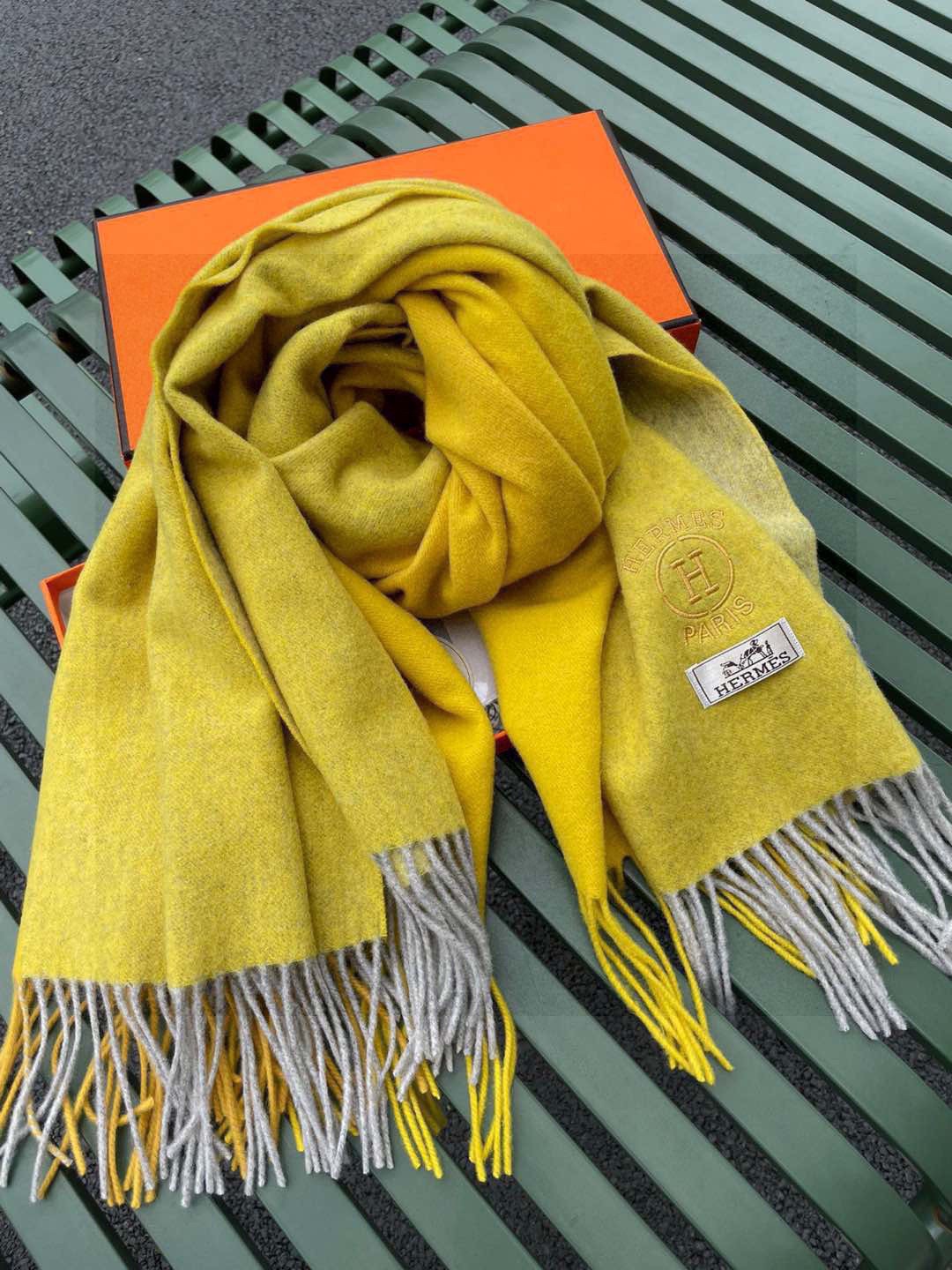 ✨爱马仕最新款，H刺绣系列羊毛毯，大爱三配色。真的太喜欢爱马仕的这款配色了，真的是给家居生活注入新的活力