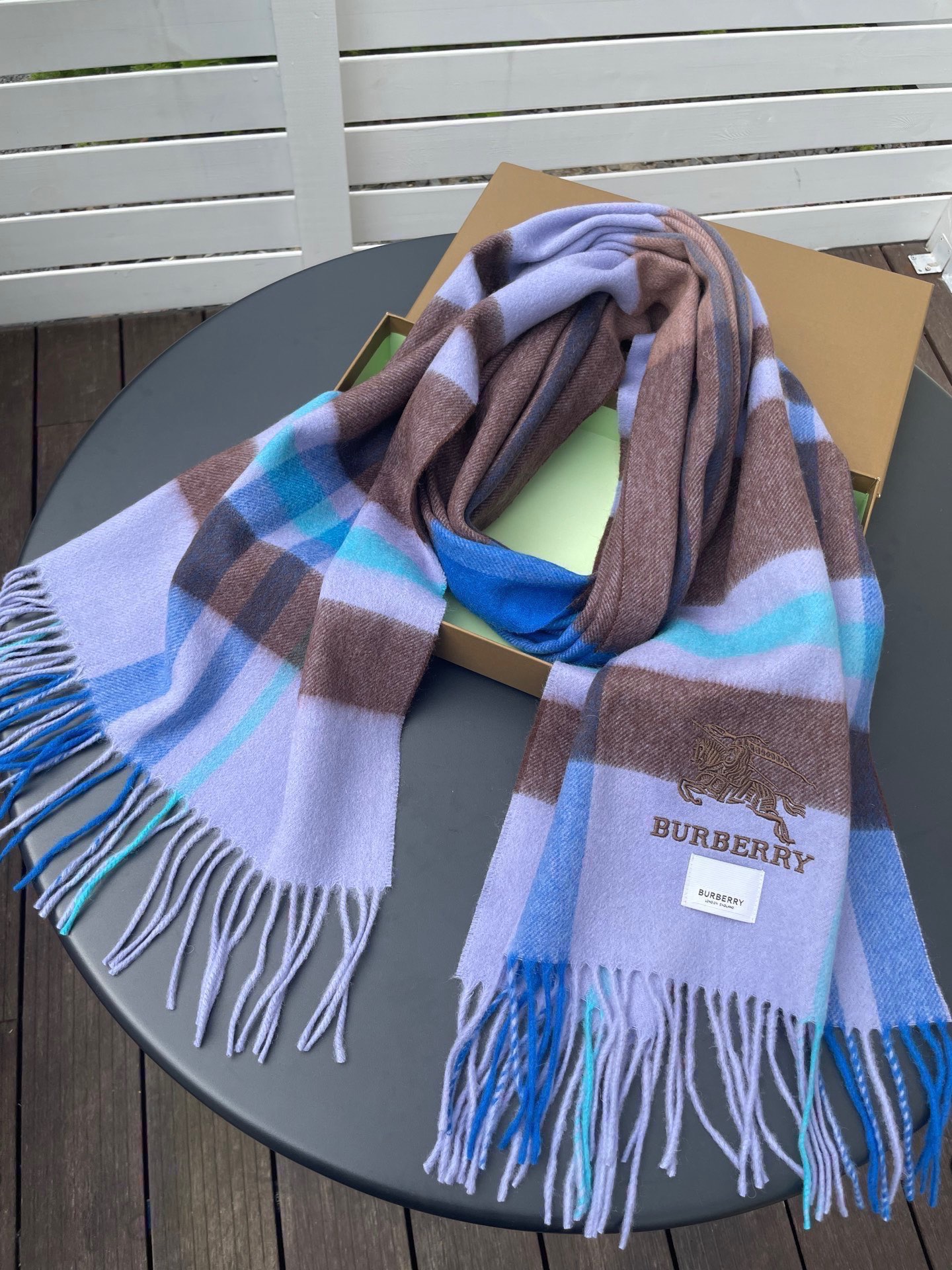 巴宝莉男女士披肩✨羊绒经典格纹👐围巾♨️高尖端产物⚠️，经典logo刺绣，时尚大牌的顶尖设计款💕拿到手你