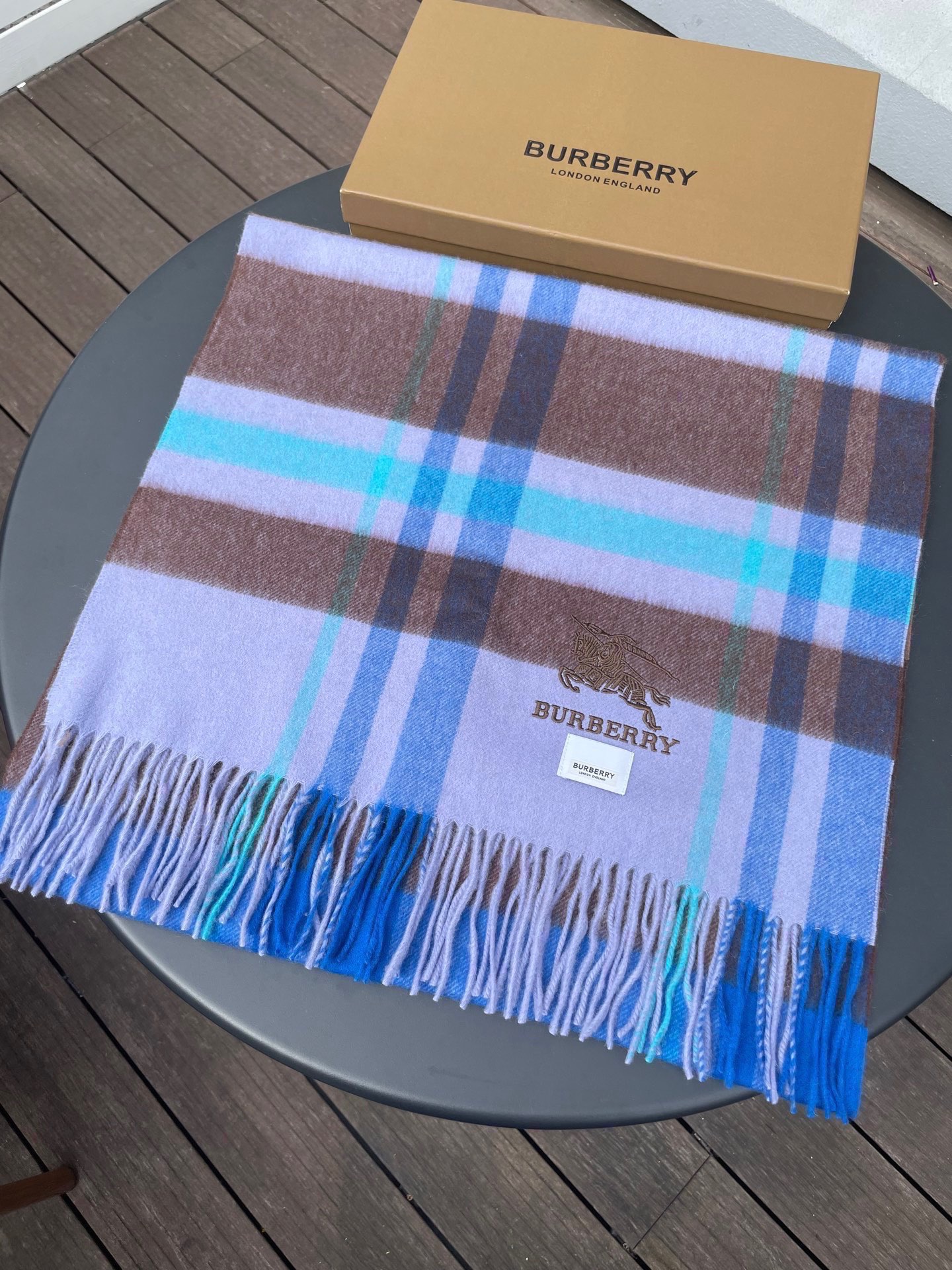 巴宝莉男女士披肩✨羊绒经典格纹👐围巾♨️高尖端产物⚠️，经典logo刺绣，时尚大牌的顶尖设计款💕拿到手你