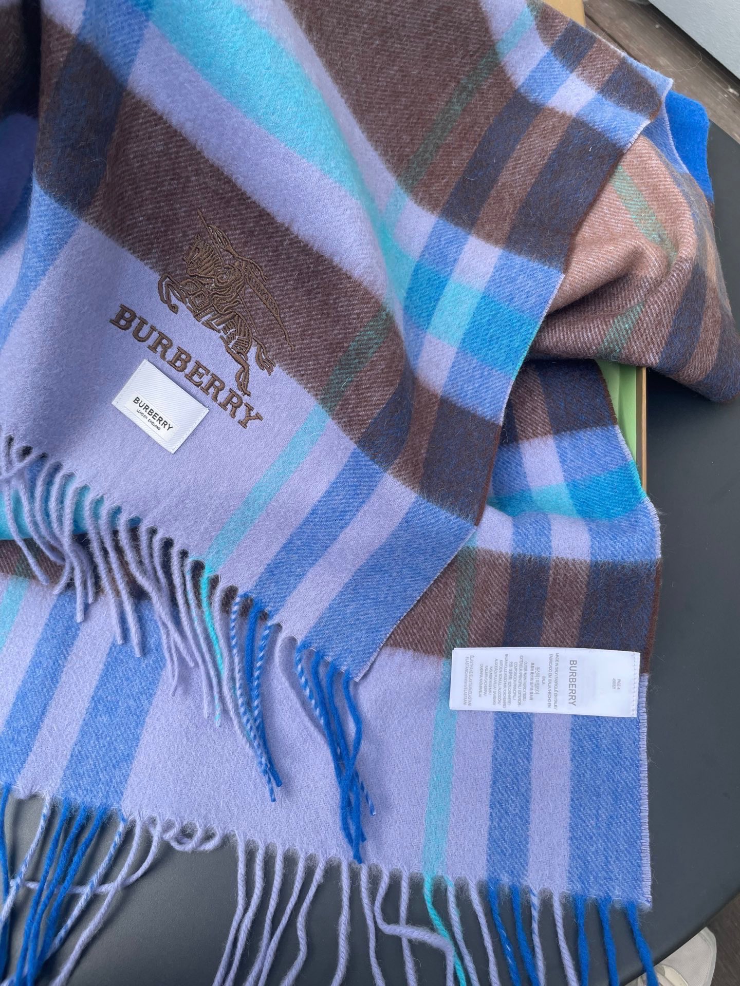 巴宝莉男女士披肩✨羊绒经典格纹👐围巾♨️高尖端产物⚠️，经典logo刺绣，时尚大牌的顶尖设计款💕拿到手你