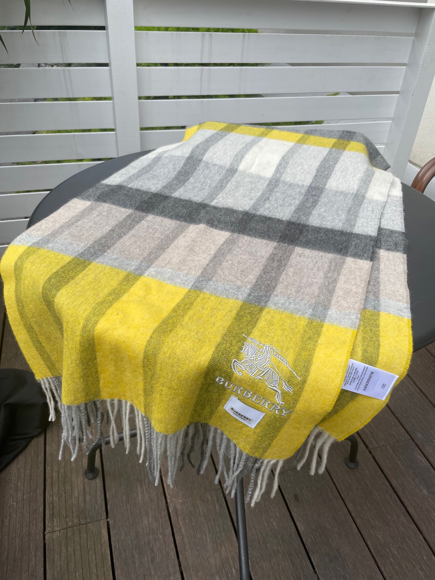 巴宝莉男女士披肩✨羊绒经典格纹👐围巾♨️高尖端产物⚠️，经典logo刺绣，时尚大牌的顶尖设计款💕拿到手你