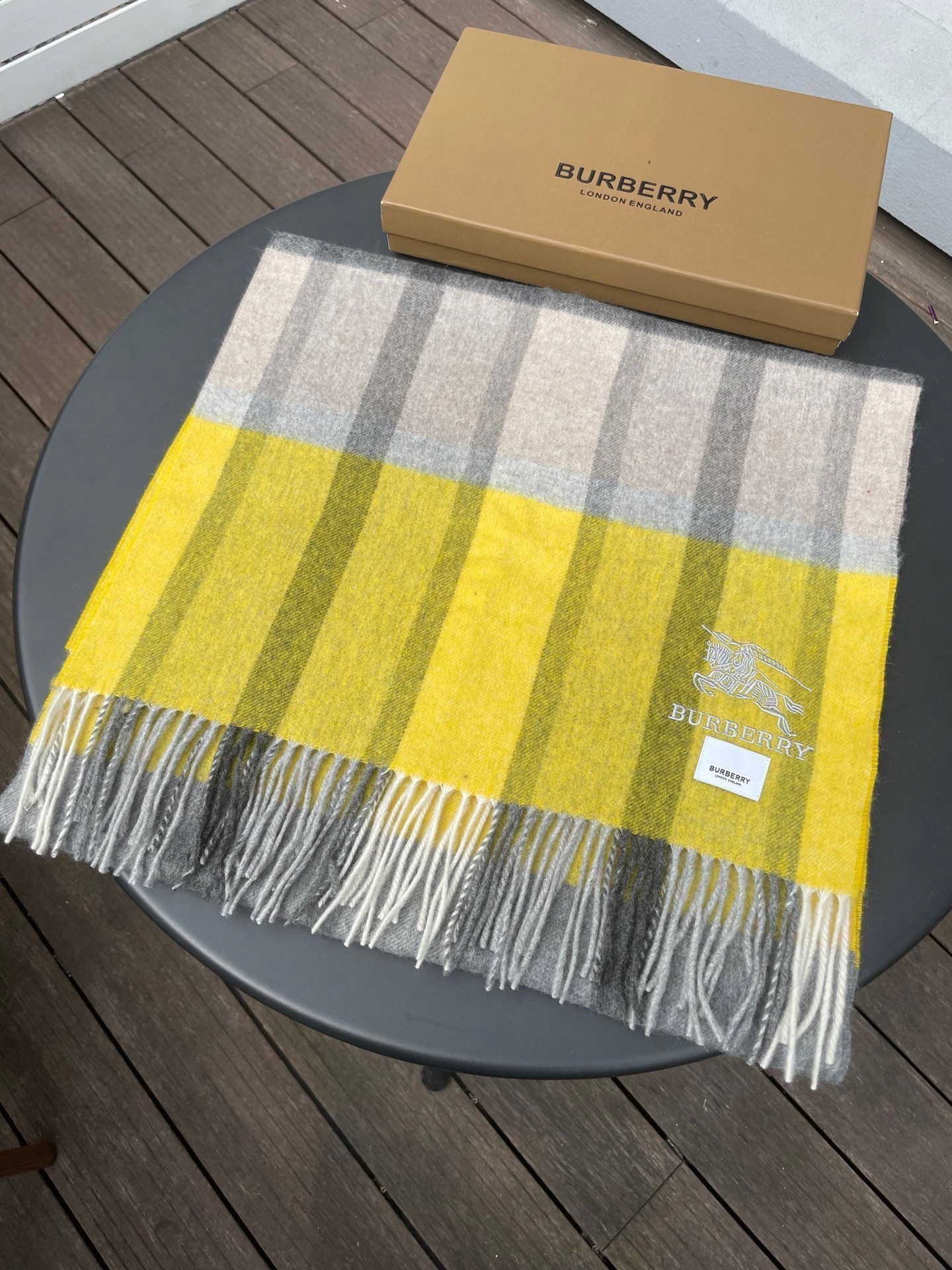 巴宝莉男女士披肩✨羊绒经典格纹👐围巾♨️高尖端产物⚠️，经典logo刺绣，时尚大牌的顶尖设计款💕拿到手你