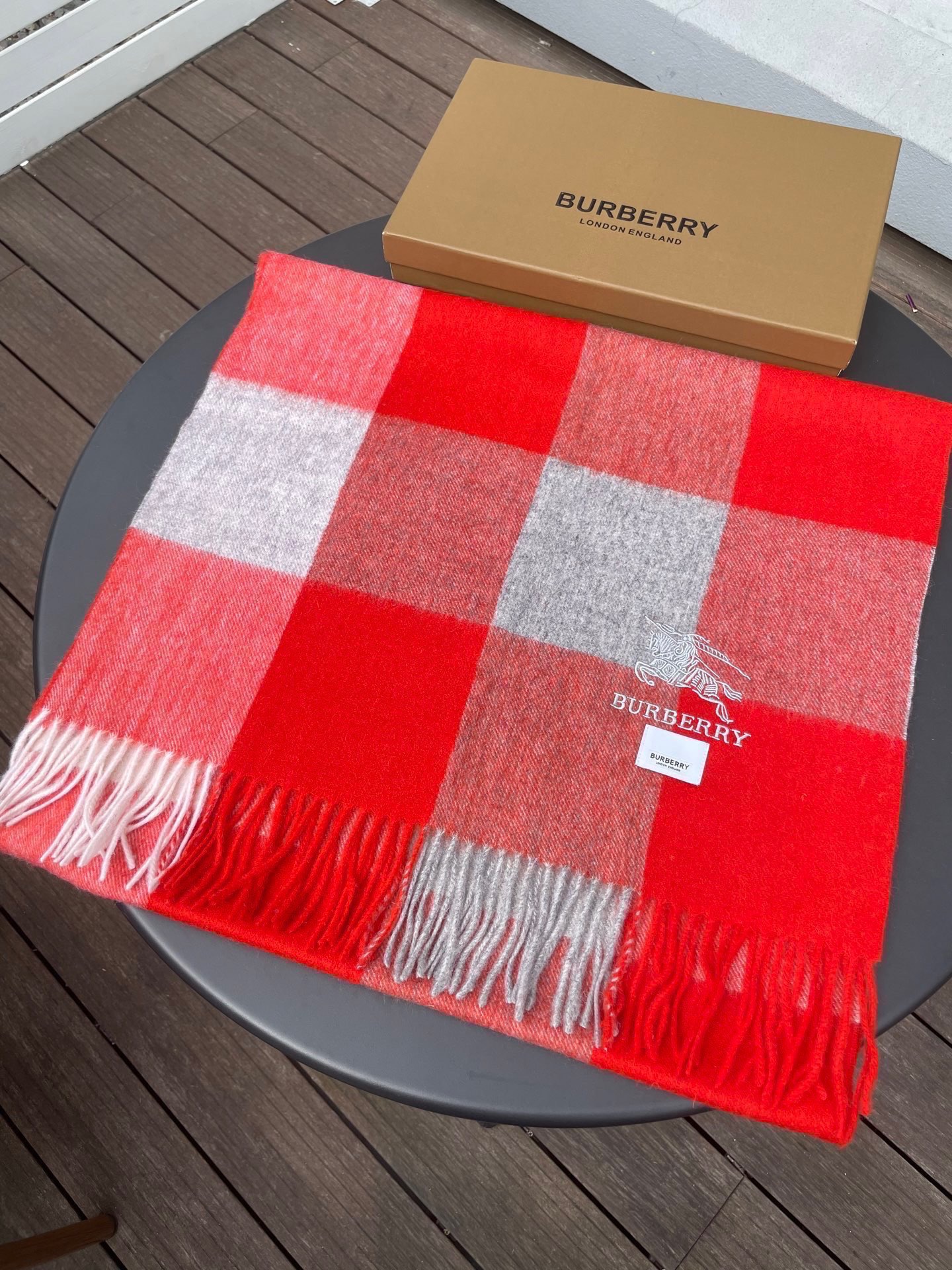 巴宝莉男女士披肩✨羊绒经典格纹👐围巾♨️高尖端产物⚠️，经典logo刺绣，时尚大牌的顶尖设计款💕拿到手你