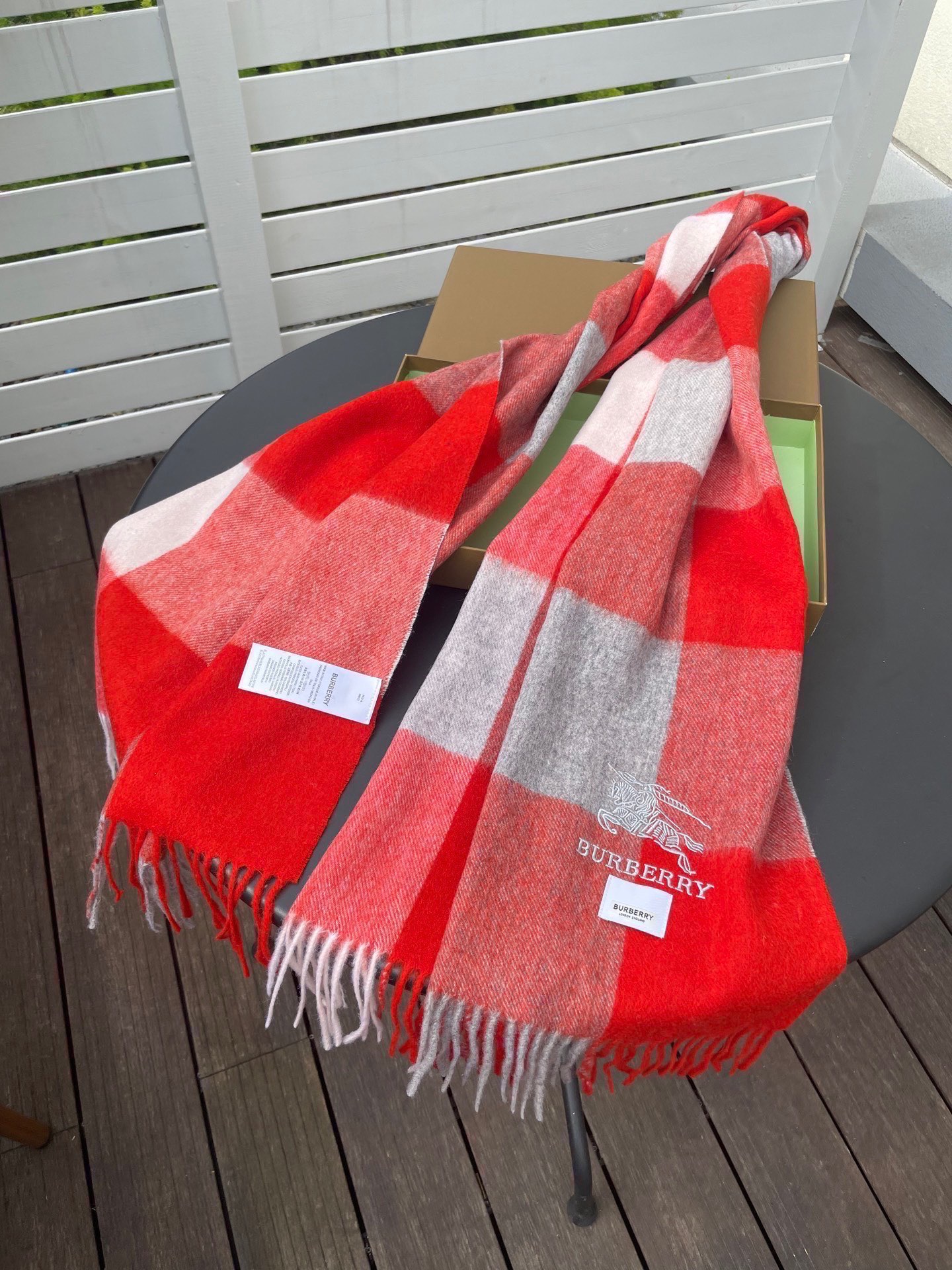 巴宝莉男女士披肩✨羊绒经典格纹👐围巾♨️高尖端产物⚠️，经典logo刺绣，时尚大牌的顶尖设计款💕拿到手你