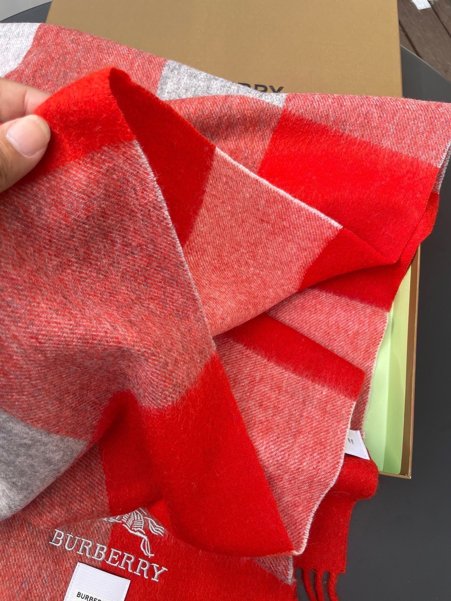 巴宝莉男女士披肩✨羊绒经典格纹👐围巾♨️高尖端产物⚠️，经典logo刺绣，时尚大牌的顶尖设计款💕拿到手你