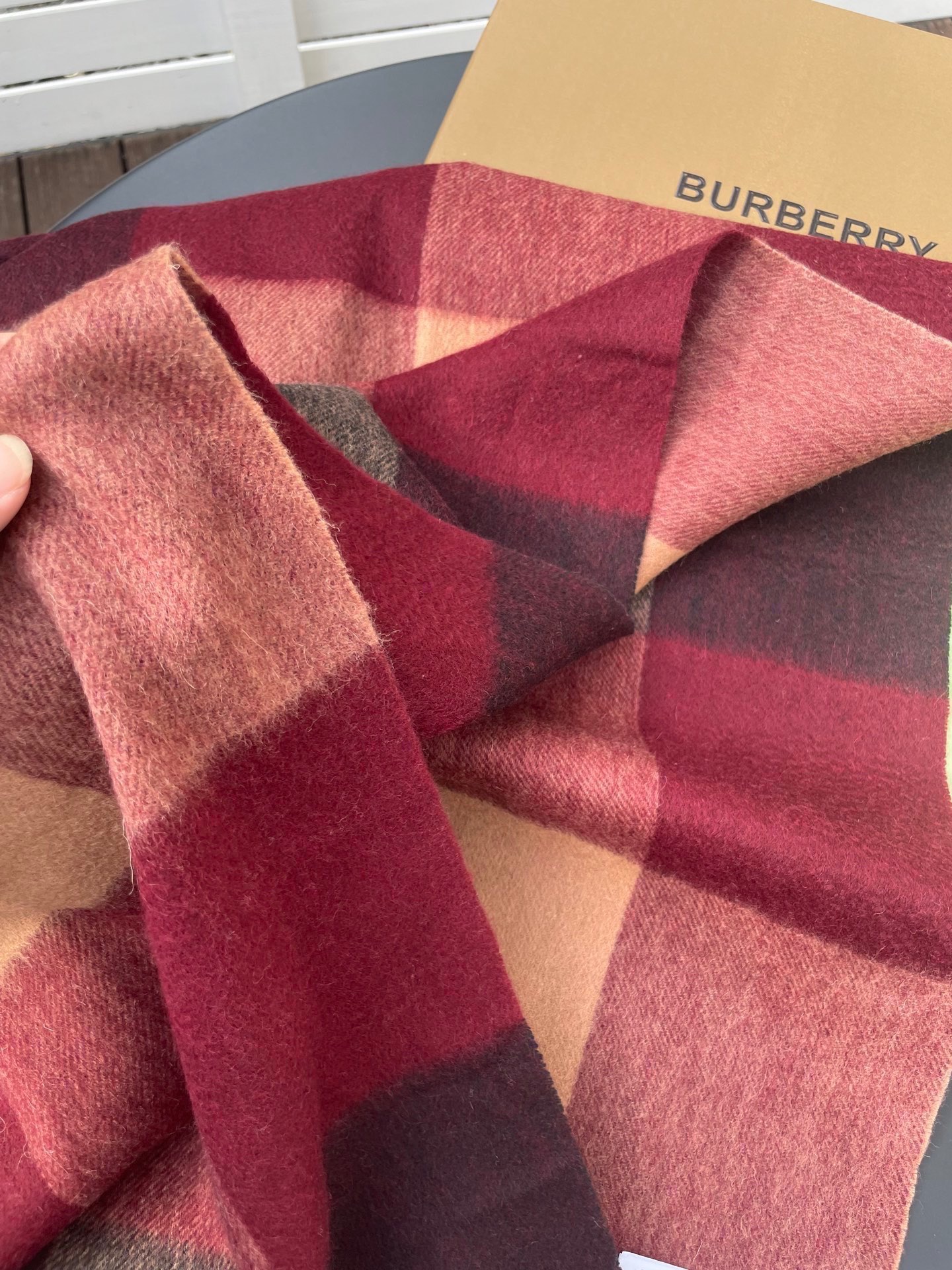 巴宝莉男女士披肩✨羊绒经典格纹👐围巾♨️高尖端产物⚠️，经典logo刺绣，时尚大牌的顶尖设计款💕拿到手你