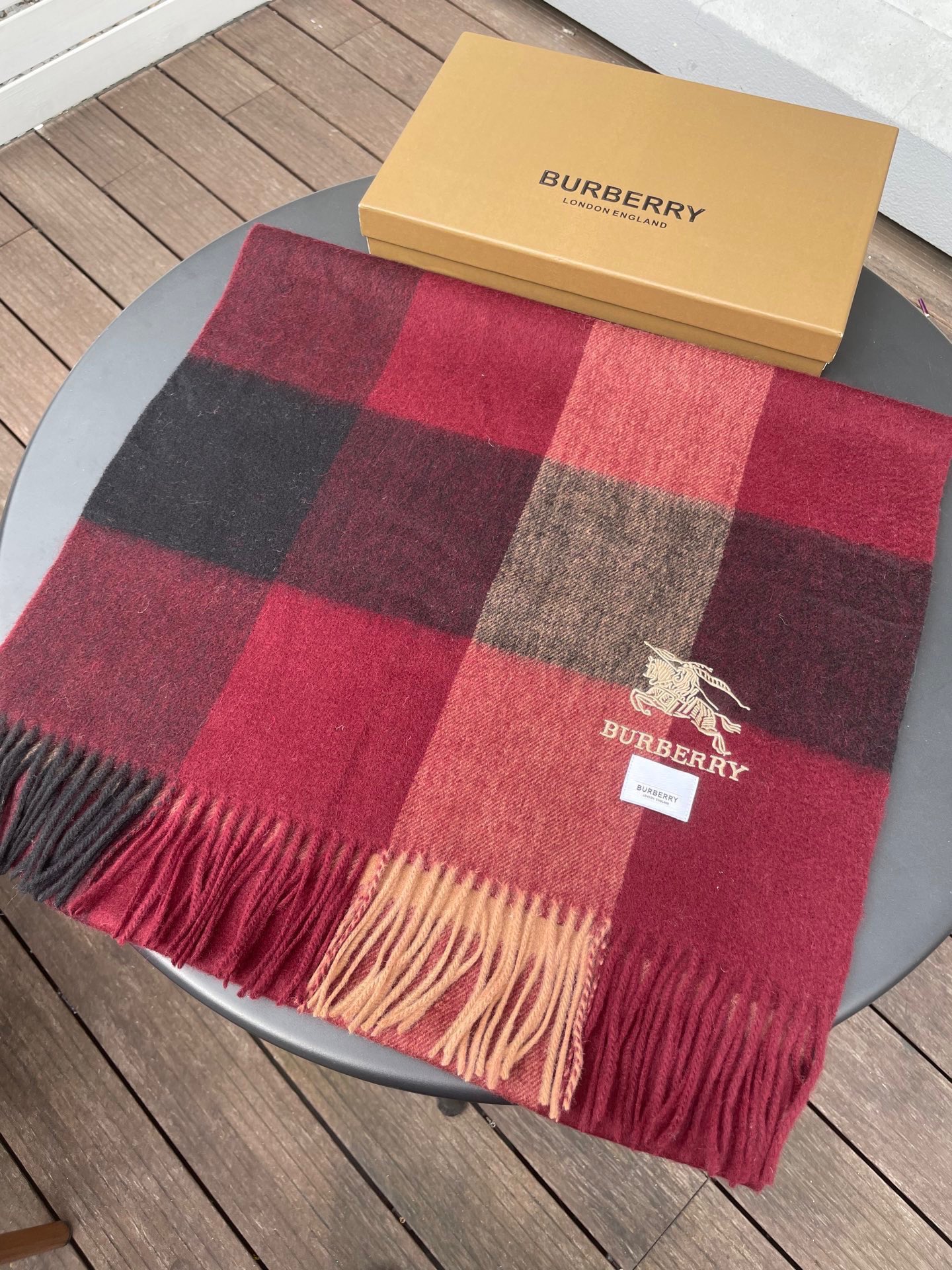 巴宝莉男女士披肩✨羊绒经典格纹👐围巾♨️高尖端产物⚠️，经典logo刺绣，时尚大牌的顶尖设计款💕拿到手你
