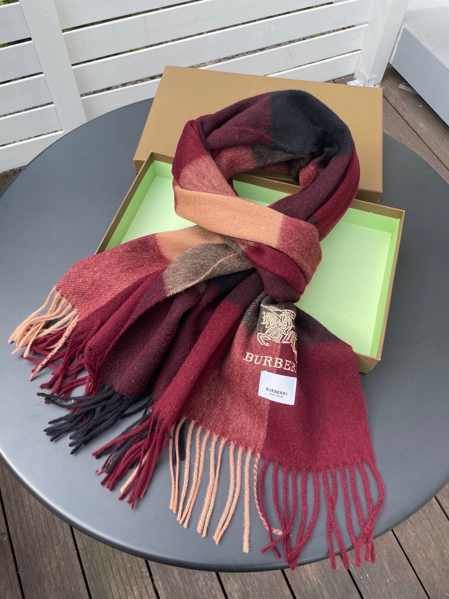 巴宝莉男女士披肩✨羊绒经典格纹👐围巾♨️高尖端产物⚠️，经典logo刺绣，时尚大牌的顶尖设计款💕拿到手你