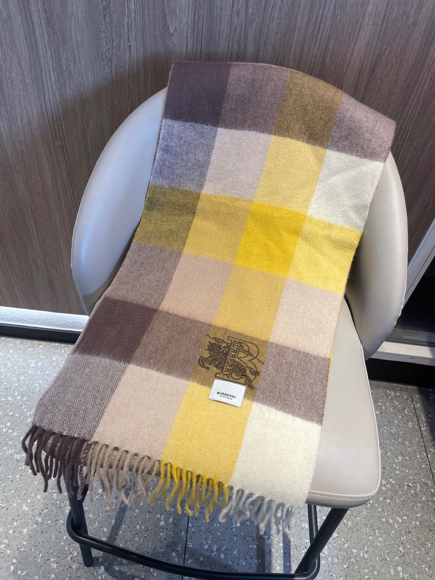 新款🐂牛货，巴宝莉男士女士（格纹战马刺绣）围巾，款式魅力，是经典大方‼面料采用的是客供的羔绒，细腻柔软度