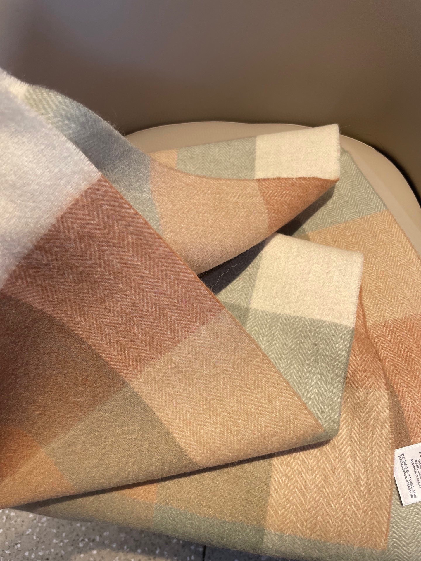 新款🐂牛货，巴宝莉男士女士（格纹战马刺绣）围巾，款式魅力，是经典大方‼面料采用的是客供的羔绒，细腻柔软度