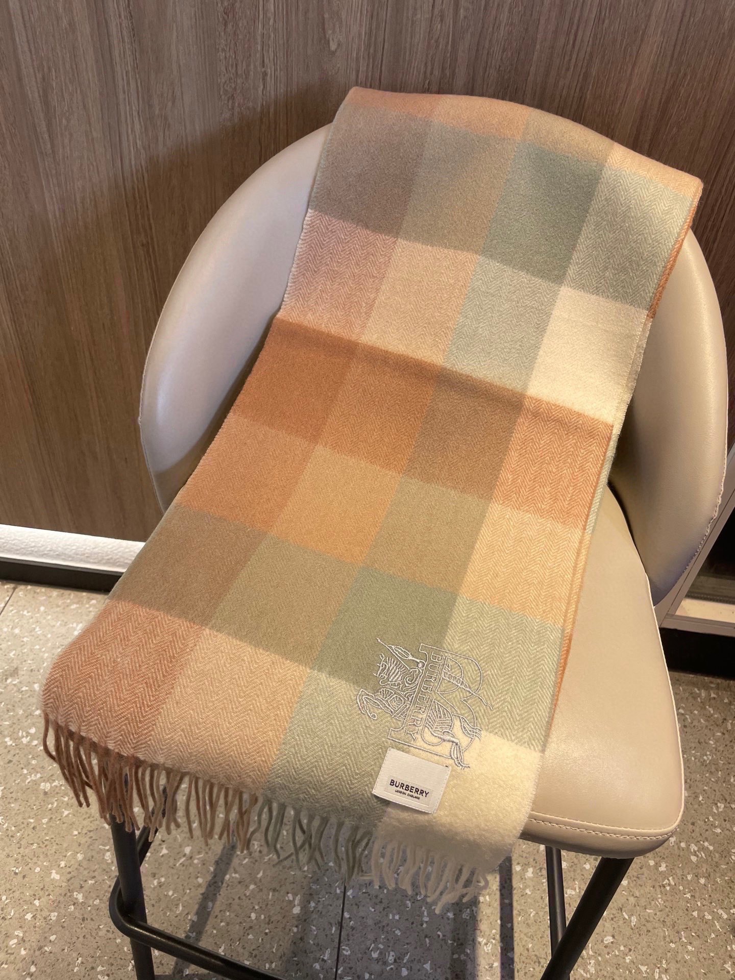 新款🐂牛货，巴宝莉男士女士（格纹战马刺绣）围巾，款式魅力，是经典大方‼面料采用的是客供的羔绒，细腻柔软度