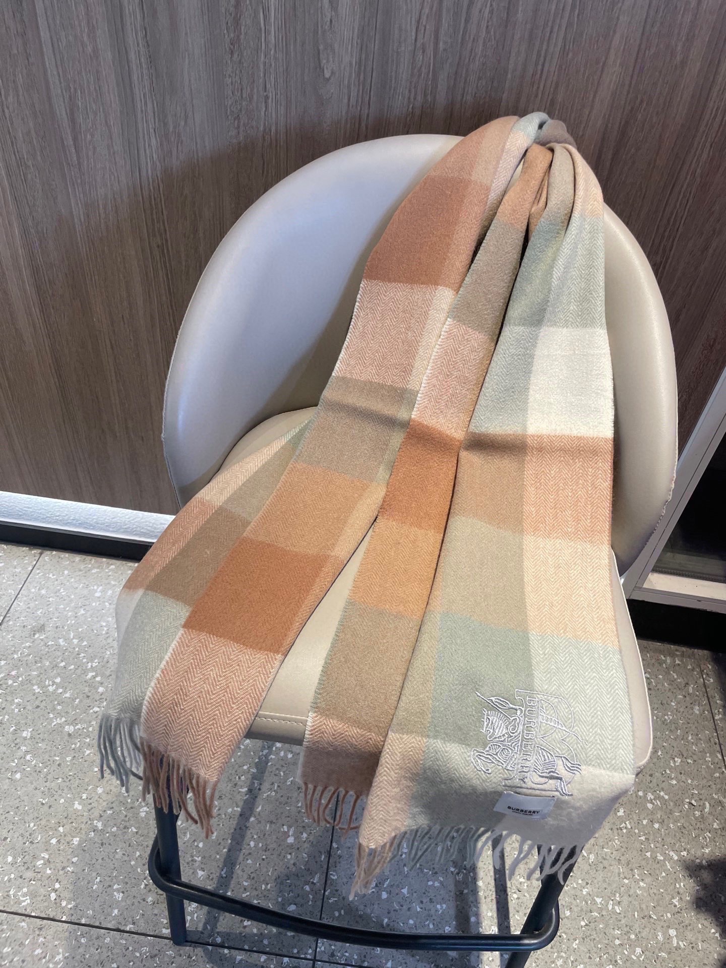 新款🐂牛货，巴宝莉男士女士（格纹战马刺绣）围巾，款式魅力，是经典大方‼面料采用的是客供的羔绒，细腻柔软度