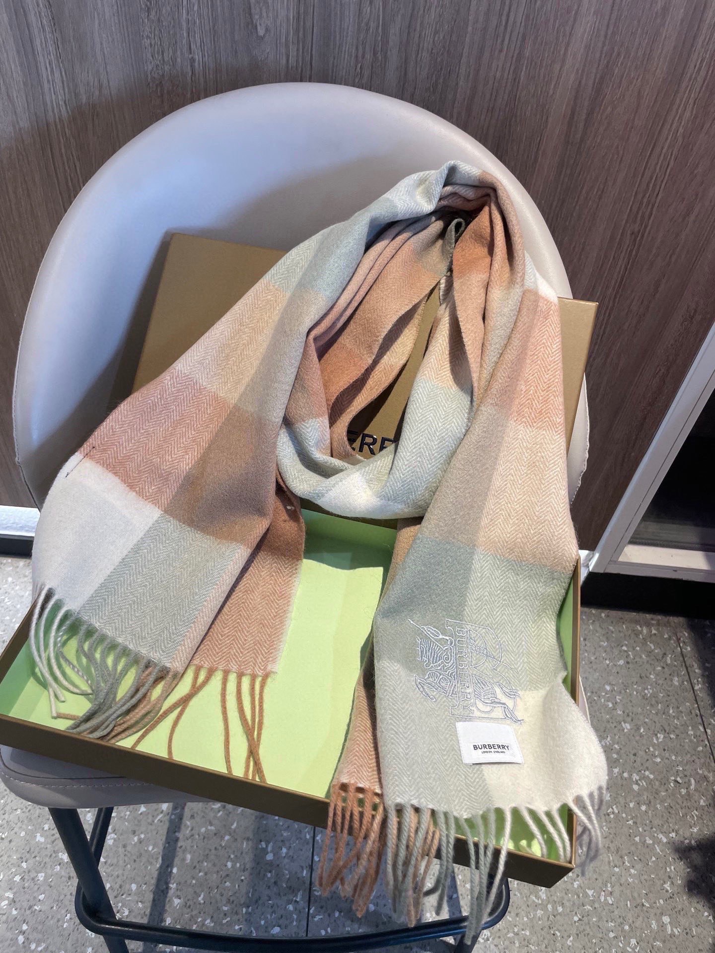 新款🐂牛货，巴宝莉男士女士（格纹战马刺绣）围巾，款式魅力，是经典大方‼面料采用的是客供的羔绒，细腻柔软度