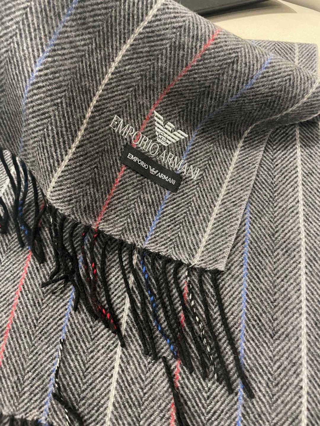 。阿玛尼海外专柜条纹拼色最新男士羊羔毛围巾～惊爆上架🎉国内专柜都没上架，从款式到面料都很赞🎻，经典的条纹