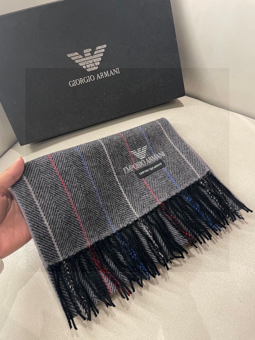 。阿玛尼海外专柜条纹拼色最新男士羊羔毛围巾～惊爆上架🎉国内专柜都没上架，从款式到面料都很赞🎻，经典的条纹