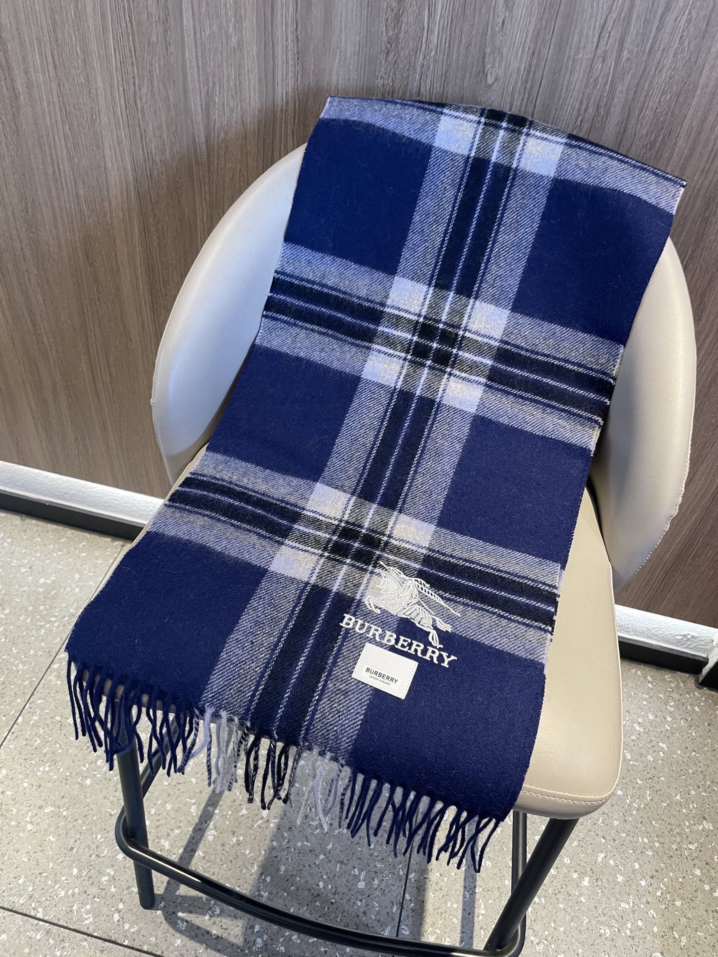 新款🐂牛货，巴宝莉男士女士（格纹战马刺绣）围巾，款式魅力，是经典大方‼面料采用的是客供的羔绒，细腻柔软度