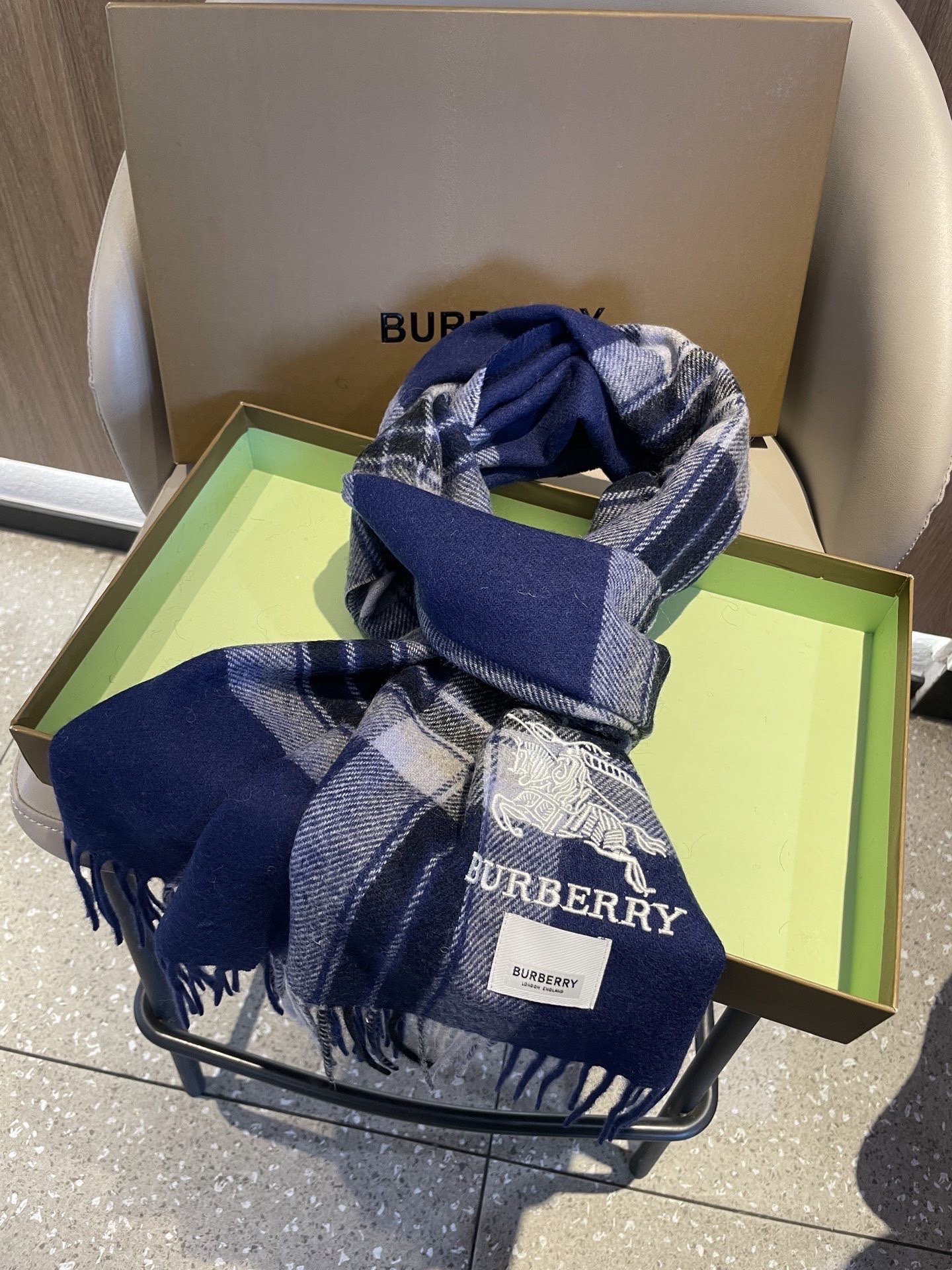 新款🐂牛货，巴宝莉男士女士（格纹战马刺绣）围巾，款式魅力，是经典大方‼面料采用的是客供的羔绒，细腻柔软度